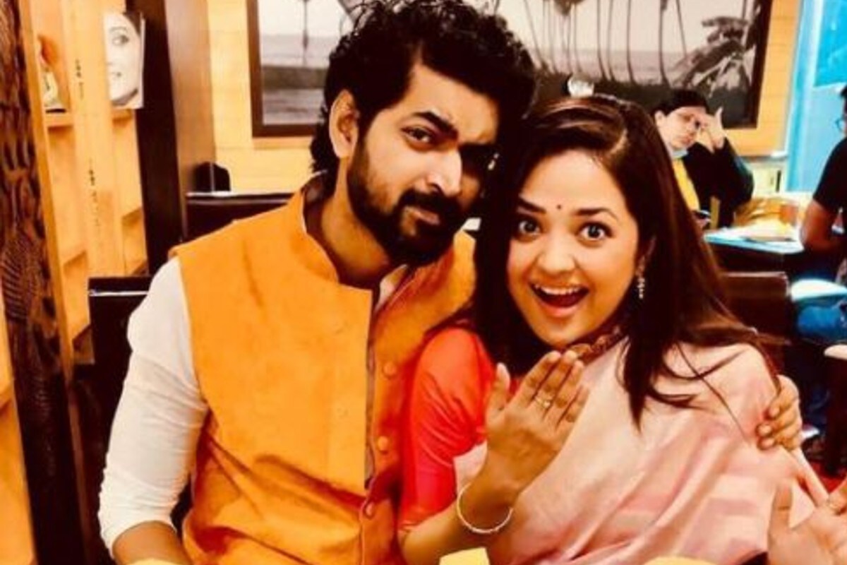 বিয়ের আগে মানেই পাত্র পাত্রীর মধ্য ভরপুর উত্তেজনা। ওম মিমির ছবিতেও সেটা স্পষ্ট। এছাড়া রয়েছে একের পর এর আইবুড়ো ভাত খাওয়ার পালা। এর মধ্যেই ৩বার কবজি ডুবিয়ে আইবুডো় ভাত খেয়েছেন তারকা জুটি। বিয়ের আগে মানেই পাত্র পাত্রীর মধ্য ভরপুর উত্তেজনা। ওম মিমির ছবিতেও সেটা স্পষ্ট। এছাড়া রয়েছে একের পর এর আইবুড়ো ভাত খাওয়ার পালা। এর মধ্যেই ৩বার কবজি ডুবিয়ে আইবুডো় ভাত খেয়েছেন তারকা জুটি।