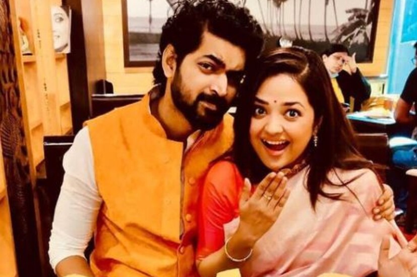 বিয়ের আগে মানেই পাত্র পাত্রীর মধ্য ভরপুর উত্তেজনা। ওম মিমির ছবিতেও সেটা স্পষ্ট। এছাড়া রয়েছে একের পর এর আইবুড়ো ভাত খাওয়ার পালা। এর মধ্যেই ৩বার কবজি ডুবিয়ে আইবুডো় ভাত খেয়েছেন তারকা জুটি। 