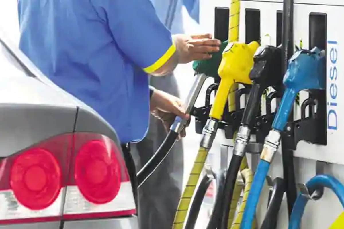 সরকারি তেল সংস্থাগুলি (IOC, HPCL & BPCL) শুক্রবারও পেট্রোল ও ডিজেলের দামে কোনও পরিবর্তন করেনি ৷ দিল্লিতে শুক্রবার ১ লিটার পেট্রোলের দাম ৮৬.৩০ টাকা ৷ পেট্রোলিয়াম সংস্থার তরফে বুধবার দাম বৃদ্ধি করার জেরে একাধিক শহরে তেলের দাম রেকর্ড স্তরে পৌঁছে গিয়েছিল ৷ সংস্থার তরফে দাম বাড়ানোর জেরে রাজস্থানের শ্রীগঙ্গানগরে পেট্রোলের দাম ১০১ টাকা প্রতি লিটার হয়ে গিয়েছে ৷ মুম্বইয়ে পেট্রোলের দাম প্রায় ৯৩ টাকা হয়ে গিয়েছে ৷ সরকারি তেল সংস্থাগুলি (IOC, HPCL & BPCL) শুক্রবারও পেট্রোল ও ডিজেলের দামে কোনও পরিবর্তন করেনি ৷ দিল্লিতে শুক্রবার ১ লিটার পেট্রোলের দাম ৮৬.৩০ টাকা ৷ পেট্রোলিয়াম সংস্থার তরফে বুধবার দাম বৃদ্ধি করার জেরে একাধিক শহরে তেলের দাম রেকর্ড স্তরে পৌঁছে গিয়েছিল ৷ সংস্থার তরফে দাম বাড়ানোর জেরে রাজস্থানের শ্রীগঙ্গানগরে পেট্রোলের দাম ১০১ টাকা প্রতি লিটার হয়ে গিয়েছে ৷ মুম্বইয়ে পেট্রোলের দাম প্রায় ৯৩ টাকা হয়ে গিয়েছে ৷
