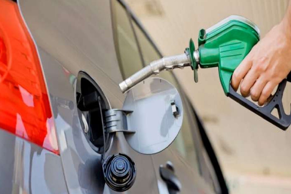 দেশের তিনটি অয়েল মার্কেটিং সংস্থা HPCL, BPCL ও IOC সকাল ৬টায় পেট্রোল ও ডিজেলের দাম জারি করে থাকে ৷ পেট্রোল ও ডিজেলের রেট আপনি এসএমএস-এর মাধ্যমেও জানতে পারবেন ৷ ইন্ডিয়ান অয়েলের গ্রাহকরা RSP লিখে 9224992249 নম্বরে, বিপিসিএল গ্রাহকরা RSP লিখে 9223112222 নম্বরে মেসেজ পাঠিয়ে দাম জানতে পারবেন ৷ এইচপিসিএল গ্রাহকরা HPPrice লিখে 9222201122 মেসেজ পাঠিয়ে তেলের দাম জানতে পারবেন ৷ দেশের তিনটি অয়েল মার্কেটিং সংস্থা HPCL, BPCL ও IOC সকাল ৬টায় পেট্রোল ও ডিজেলের দাম জারি করে থাকে ৷ পেট্রোল ও ডিজেলের রেট আপনি এসএমএস-এর মাধ্যমেও জানতে পারবেন ৷ ইন্ডিয়ান অয়েলের গ্রাহকরা RSP লিখে 9224992249 নম্বরে, বিপিসিএল গ্রাহকরা RSP লিখে 9223112222 নম্বরে মেসেজ পাঠিয়ে দাম জানতে পারবেন ৷ এইচপিসিএল গ্রাহকরা HPPrice লিখে 9222201122 মেসেজ পাঠিয়ে তেলের দাম জানতে পারবেন ৷