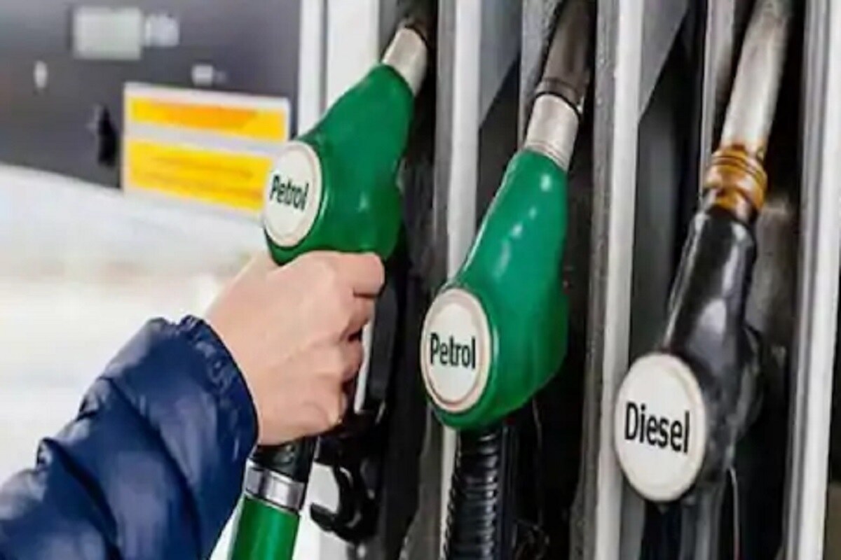 দেশের তিনটি অয়েল মার্কেটিং সংস্থা HPCL, BPCL ও IOC সকাল ৬টায় পেট্রোল ও ডিজেলের দাম জারি করে থাকে ৷ পেট্রোল ও ডিজেলের রেট আপনি এসএমএস-এর মাধ্যমেও জানতে পারবেন ৷ ইন্ডিয়ান অয়েলের গ্রাহকরা RSP লিখে 9224992249 নম্বরে, বিপিসিএল গ্রাহকরা RSP লিখে 9223112222 নম্বরে মেসেজ পাঠিয়ে দাম জানতে পারবেন ৷ এইচপিসিএল গ্রাহকরা HPPrice লিখে 9222201122 মেসেজ পাঠিয়ে তেলের দাম জানতে পারবেন ৷ দেশের তিনটি অয়েল মার্কেটিং সংস্থা HPCL, BPCL ও IOC সকাল ৬টায় পেট্রোল ও ডিজেলের দাম জারি করে থাকে ৷ পেট্রোল ও ডিজেলের রেট আপনি এসএমএস-এর মাধ্যমেও জানতে পারবেন ৷ ইন্ডিয়ান অয়েলের গ্রাহকরা RSP লিখে 9224992249 নম্বরে, বিপিসিএল গ্রাহকরা RSP লিখে 9223112222 নম্বরে মেসেজ পাঠিয়ে দাম জানতে পারবেন ৷ এইচপিসিএল গ্রাহকরা HPPrice লিখে 9222201122 মেসেজ পাঠিয়ে তেলের দাম জানতে পারবেন ৷