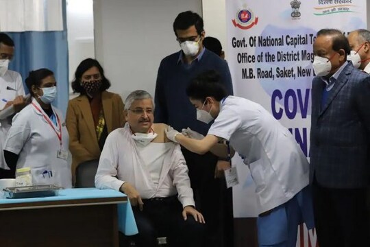 টিকা নিয়ে একদম ঠিক আছি, কোনও পার্শ্ব প্রতিক্রিয়া হয়নি: এমস ডিরেক্টর