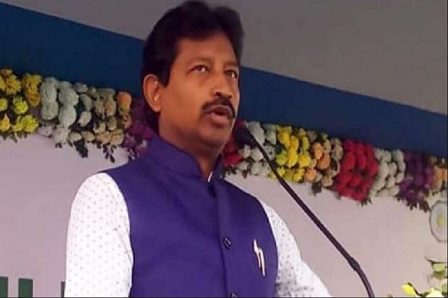 কিন্তু হঠাৎ কেন শতাব্দী রায় এমন অভিযোগ করলেন, তা নিয়ে রীতিমতো ধোঁয়াশা তৈরি হয়েছে শাসক দলে৷ শতাব্দী রায় জানিয়েছেন তিনি কিছু জানানোর হলে শনিবার বেলা দুটোয় জানাবেন৷ আর রাজীব বন্দ্যোপাধ্যায়ের ফেসবুক লাইভে আসার কথা ঠিক তার এক ঘণ্টা পর বেলা তিনটেয়৷ কিন্তু হঠাৎ কেন শতাব্দী রায় এমন অভিযোগ করলেন, তা নিয়ে রীতিমতো ধোঁয়াশা তৈরি হয়েছে শাসক দলে৷ শতাব্দী রায় জানিয়েছেন তিনি কিছু জানানোর হলে শনিবার বেলা দুটোয় জানাবেন৷ আর রাজীব বন্দ্যোপাধ্যায়ের ফেসবুক লাইভে আসার কথা ঠিক তার এক ঘণ্টা পর বেলা তিনটেয়৷