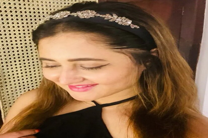 নিজের ইনস্টাগ্রাম হ্যান্ডেলে রশ্মি দেশাই বেশ কিছু ছবি শেয়ার করেছেন যা সোশ্যাল মিডিয়ায় ভাইরাল হয়েছে ৷ রশ্মির সোনালি চুলের ছবি সোশ্যাল মিডিয়ায় ব্যাপক হারে ভাইরাল হয়েছে ৷ ছবি সৌজন্যে ইনস্টাগ্রাম ৷ 