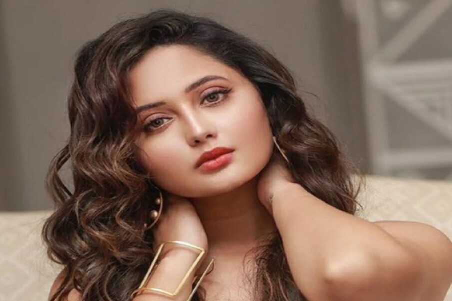 আজ নতুন বছর অর্থাৎ ২০২১ সালের প্রথম দিন ৷ সোশ্যাল মিডিয়ায় একে অপরের সঙ্গে শুভেচ্ছা বিনিময়ে এক আলাদা নজির সৃষ্টি হয়েছে ৷ সোশ্যাল মিডিয়ায় অত্যন্ত সক্রিয় থাকেন তিনি ৷ নতুন বছরে ভক্তদেরে শুভেচ্ছা জানিয়েছেন তিনি সেই ছবিগুলিতে যে যে ক্যাপশান ব্যবহার করেছেন তা সত্যিকারেই এক আলাদা মাত্রা বয়ে এনেছে ৷ তাঁর প্রতিটি ছবিই ভক্তরা অত্যন্ত ভালবেসেছেন যা ঘুরে ফিরে ভাইরাল হয়েছে ৷ এমনিতেই রশ্মি দেশাই এক জনপ্রিয় মুখ, একই সঙ্গে তাঁর ভক্ত সংখ্যা মোটেও কম নয় ৷ ছবি সৌজন্যে ইনস্টাগ্রাম ৷