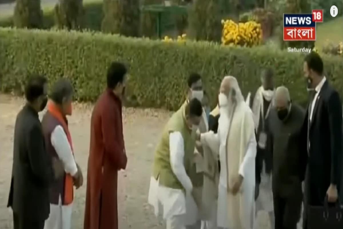 মাত্র চার মিনিটের সাক্ষাৎ। এই চার মিনিট সময়ের জন্যই যেন অপেক্ষমান ছিলেন শুভেন্দু অধিকারী। আর নরেন্দ্র মোদির দেহভঙ্গিমা, কথাবার্তাও বুঝিয়ে দিল শুভেন্দু বিষয়ে তিনি ওয়াকিবহাল, অনেকটাই আস্থাশীল। মাত্র চার মিনিটের সাক্ষাৎ। এই চার মিনিট সময়ের জন্যই যেন অপেক্ষমান ছিলেন শুভেন্দু অধিকারী। আর নরেন্দ্র মোদির দেহভঙ্গিমা, কথাবার্তাও বুঝিয়ে দিল শুভেন্দু বিষয়ে তিনি ওয়াকিবহাল, অনেকটাই আস্থাশীল।