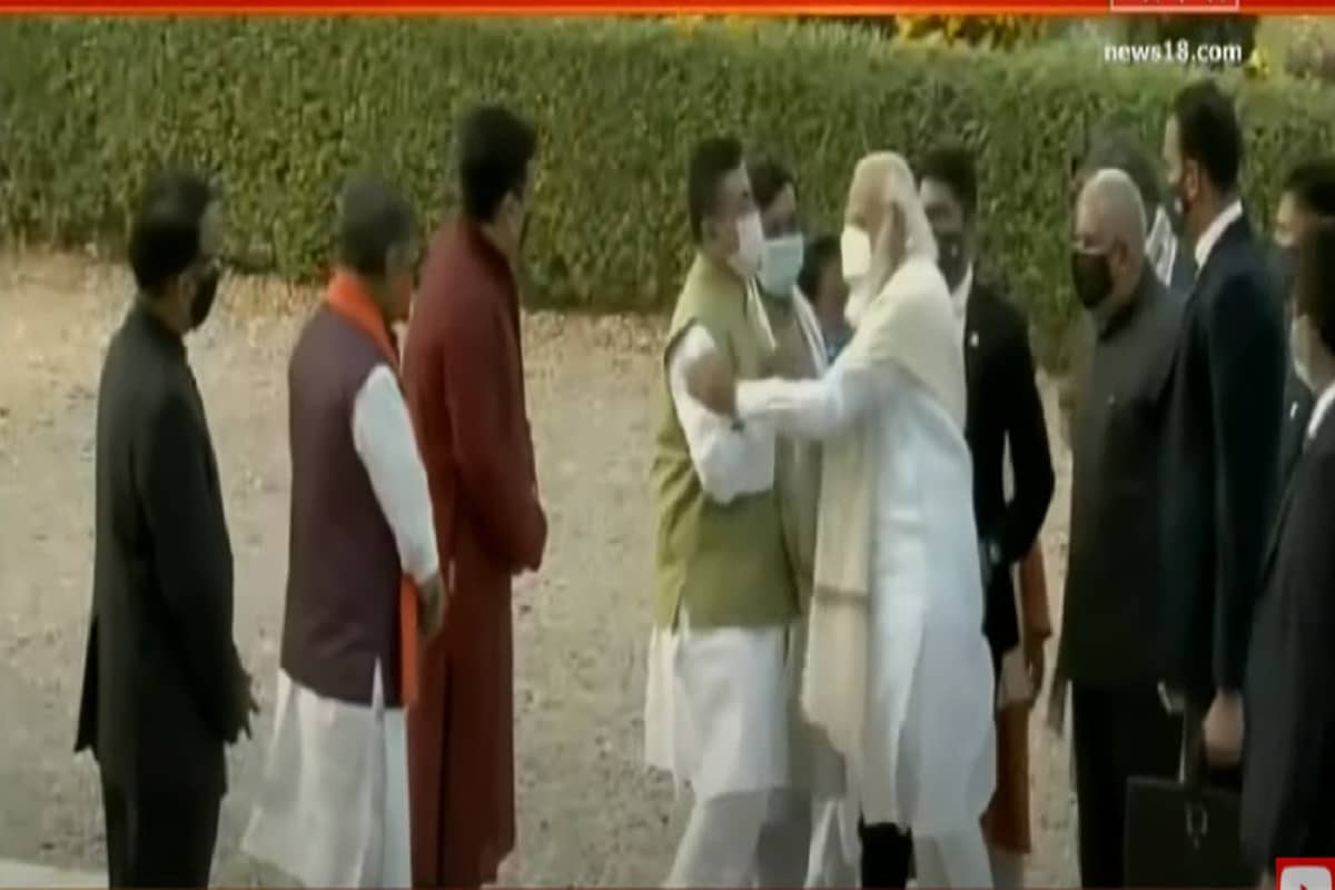 এদিন মোদি ভিক্টোরিয়ায় আসতে তাঁকে দেখে রীতিমতো ছুটে আসেন শুভেন্দু অধিকারী। মোদিকেও তাঁর নাম ধরে শুভেন্দু বলে ডাকতে শোনা যায়। সেই সময় ঘটনাস্থলে উপস্থিত ছিলেন কৈলাস বিজয়বর্গীয় সহ বেশ কয়েকজন বিজেপি নেতা। এদিন মোদি ভিক্টোরিয়ায় আসতে তাঁকে দেখে রীতিমতো ছুটে আসেন শুভেন্দু অধিকারী। মোদিকেও তাঁর নাম ধরে শুভেন্দু বলে ডাকতে শোনা যায়। সেই সময় ঘটনাস্থলে উপস্থিত ছিলেন কৈলাস বিজয়বর্গীয় সহ বেশ কয়েকজন বিজেপি নেতা।