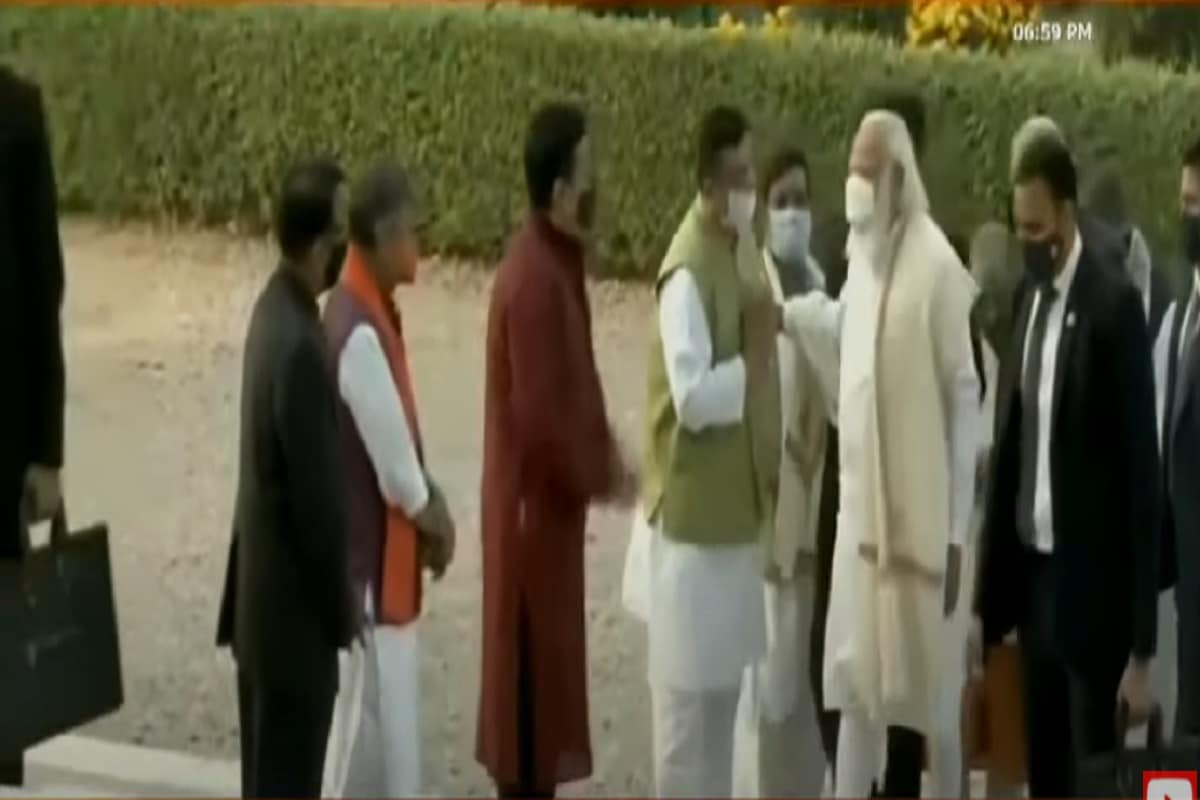সূত্রের খবর মোদির সঙ্গে অন্তত চার মিনিট কথা হয় শুভেন্দু অধিকারীর। শুভেন্দু দলে যোগ দেওয়ার পর প্রতিদিন যেভাবে সভা করছেন, তা জানেন বলেই জানান দেন প্রধানমন্ত্রী। সূত্রের খবর মোদির সঙ্গে অন্তত চার মিনিট কথা হয় শুভেন্দু অধিকারীর। শুভেন্দু দলে যোগ দেওয়ার পর প্রতিদিন যেভাবে সভা করছেন, তা জানেন বলেই জানান দেন প্রধানমন্ত্রী।