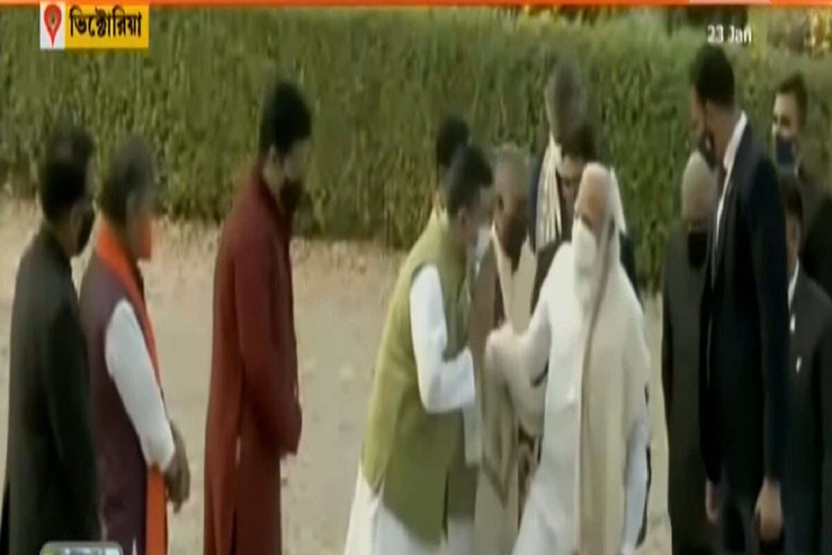 পাশাপাশি প্রধানমন্ত্রী বার্তা দেন সাহস রেখে কাজ কথা বলতে হবে। জানা যাচ্ছে ভিকটোরিয়ার অনুষ্ঠান পর্ব সমাপ্ত হওয়ার পরেও একদফা কথা বলার সুযোগ পান শুভেন্দু। সূত্রের খবর ফেব্রুয়ারি মাসের শুরুতে দিল্লিতে যেতে পারেন শুভেন্দু অধিকারী। সে সময়েও তাঁর মুখোমুখি কথা হতে পারে অমিত শাহ. জেপি নাড্ডা এবং নরেন্দ্র মোদির সঙ্গে। পাশাপাশি প্রধানমন্ত্রী বার্তা দেন সাহস রেখে কাজ কথা বলতে হবে। জানা যাচ্ছে ভিকটোরিয়ার অনুষ্ঠান পর্ব সমাপ্ত হওয়ার পরেও একদফা কথা বলার সুযোগ পান শুভেন্দু। সূত্রের খবর ফেব্রুয়ারি মাসের শুরুতে দিল্লিতে যেতে পারেন শুভেন্দু অধিকারী। সে সময়েও তাঁর মুখোমুখি কথা হতে পারে অমিত শাহ. জেপি নাড্ডা এবং নরেন্দ্র মোদির সঙ্গে।