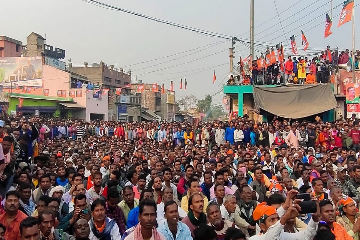 করোনা ভ্যাকসিন রাজনীতি নিয়েও সরব হন শুভেন্দুষ বলেন, কোভিড ভ্যকসিন প্রধানমন্ত্রী বিনামূল্যে দেবেন বলেছেন। আর আজকে উনি চিঠি দিয়ে বলছেন বিনামূল্যে ভ্যাক্সিন দেব। এটার নাম না আবার 'টিকাশ্রী' নাম দিয়ে দেয়। করোনা ভ্যাকসিন রাজনীতি নিয়েও সরব হন শুভেন্দুষ বলেন, কোভিড ভ্যকসিন প্রধানমন্ত্রী বিনামূল্যে দেবেন বলেছেন। আর আজকে উনি চিঠি দিয়ে বলছেন বিনামূল্যে ভ্যাক্সিন দেব। এটার নাম না আবার 'টিকাশ্রী' নাম দিয়ে দেয়।