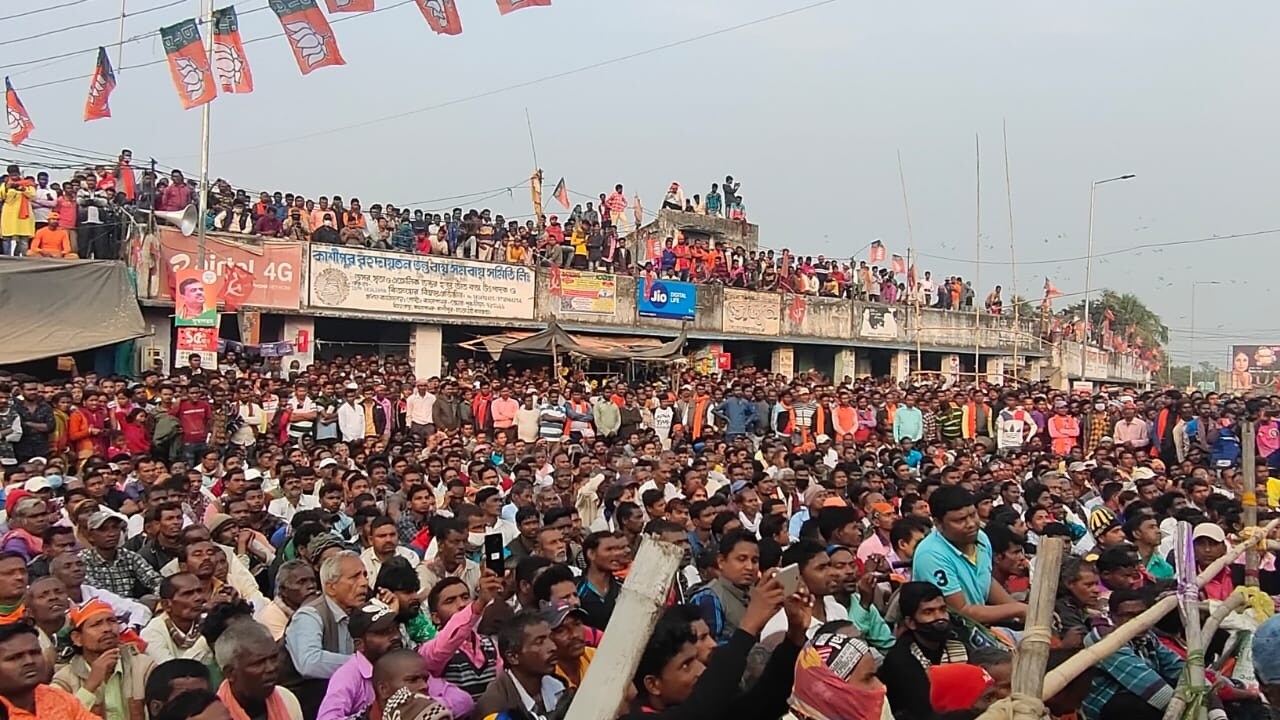 তৃণমূলকে তোলাবাজির অস্ত্র বিদ্ধ করতেও দেখা গেল শুভেন্দুকে। নাম করে বললেন, পশ্চিম মেদিনীপুর একজন পতি বলে আছে, তোলা তুলত চাকরির জন্যে। পূর্ব মেদিনীপুর ভগবানপুরে একজন করেছে। এরা টাকা তুলে দিয়েছে ভাইপোর কাছে। মমতা বন্দ্যোপাধ্যায়ের জবাবী সভার কথাও শোনা গেল শুভেন্দুর মুখে। বললেন, মমতার পুরুলিয়া জেলার সভার পালটা সভা আমি করব পুরুলিয়ার জয়পুর থেকে। মিথ্যার জবার পরের দিন দেব। তিনি বলেন, তৃণমূলকে তোলাবাজির অস্ত্র বিদ্ধ করতেও দেখা গেল শুভেন্দুকে। নাম করে বললেন, পশ্চিম মেদিনীপুর একজন পতি বলে আছে, তোলা তুলত চাকরির জন্যে। পূর্ব মেদিনীপুর ভগবানপুরে একজন করেছে। এরা টাকা তুলে দিয়েছে ভাইপোর কাছে। মমতা বন্দ্যোপাধ্যায়ের জবাবী সভার কথাও শোনা গেল শুভেন্দুর মুখে। বললেন, মমতার পুরুলিয়া জেলার সভার পালটা সভা আমি করব পুরুলিয়ার জয়পুর থেকে। মিথ্যার জবার পরের দিন দেব। তিনি বলেন,