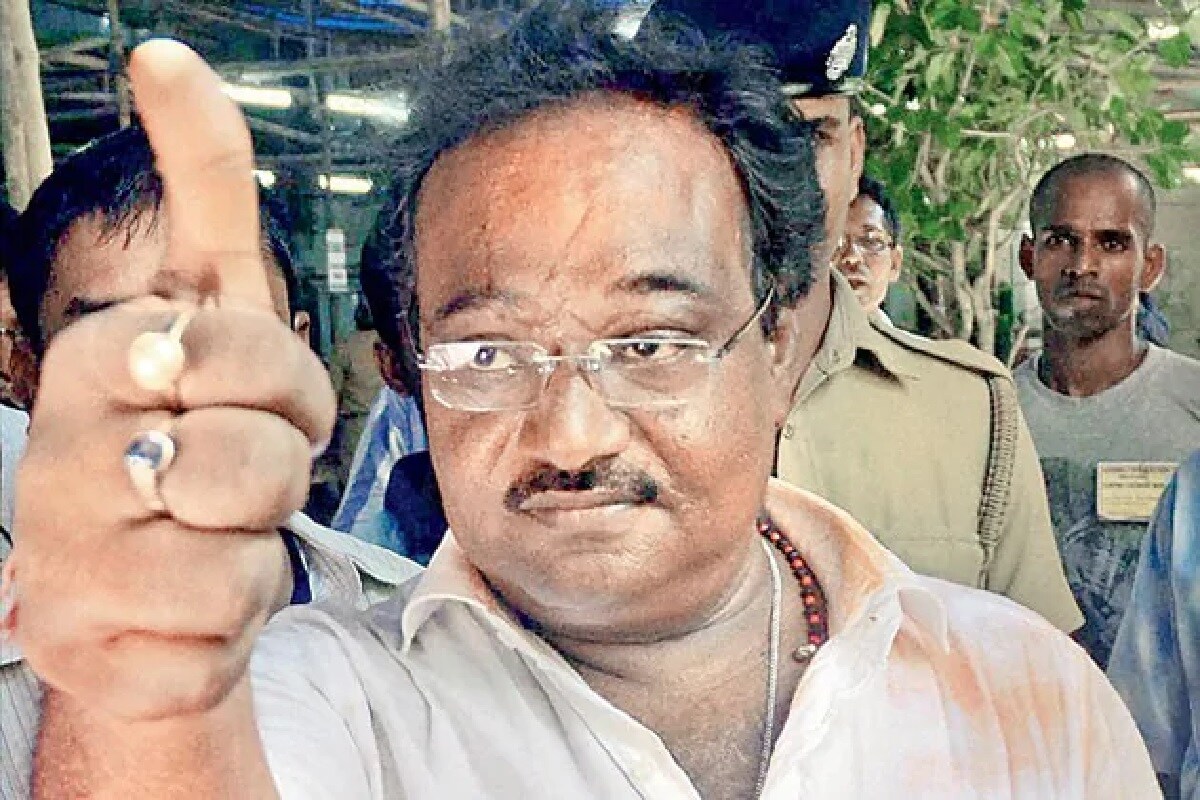 শমীক ভটাচার্য এ দিন বলেন, 'আমি তো জানি লক্ষ্মী অলরাউন্ডার৷ হয়তো লক্ষ্মীর তৃণমূলের পিচে ব্যাট করতে অসুবিধে হচ্ছে৷ এবার ভবিষ্যতে লক্ষ্মী তৃণমূলের হয়ে ব্যাট করবে, নাকি তৃণমূলের বিরুদ্ধে বল করবে, তা সময়ই বলবে৷' শমীক ভটাচার্য এ দিন বলেন, 'আমি তো জানি লক্ষ্মী অলরাউন্ডার৷ হয়তো লক্ষ্মীর তৃণমূলের পিচে ব্যাট করতে অসুবিধে হচ্ছে৷ এবার ভবিষ্যতে লক্ষ্মী তৃণমূলের হয়ে ব্যাট করবে, নাকি তৃণমূলের বিরুদ্ধে বল করবে, তা সময়ই বলবে৷'