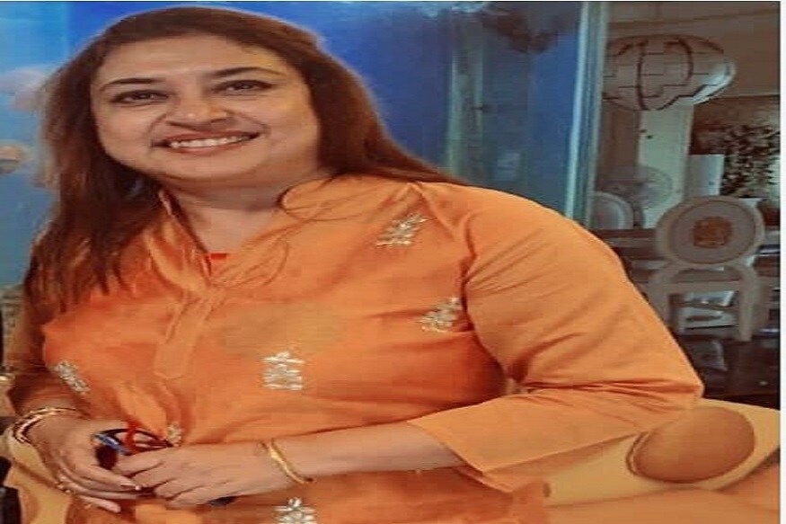 রাজীবকে নিয়ে বেশ কিছুদিন ধরেই রাজনৈতিক মহলে দল বদলের জল্পনা চলছিল৷ কিন্তু সেভাবে চর্চায় ছিলেন না শতাব্দী রায়৷ কিন্তু এ দিন তিনি ফেসবুকে অভিযোগ করেছেন, অনেকেই চাইছেন না যে বীরভূমের সাধারণ মানুষের সঙ্গে তাঁর যোগাযোগ থাকুক৷ সেই কারণেই প্রয়োজনে নতুন কোনও সিদ্ধান্ত নেওয়ার কথা ভাবছেন তিনি৷ রাজীবকে নিয়ে বেশ কিছুদিন ধরেই রাজনৈতিক মহলে দল বদলের জল্পনা চলছিল৷ কিন্তু সেভাবে চর্চায় ছিলেন না শতাব্দী রায়৷ কিন্তু এ দিন তিনি ফেসবুকে অভিযোগ করেছেন, অনেকেই চাইছেন না যে বীরভূমের সাধারণ মানুষের সঙ্গে তাঁর যোগাযোগ থাকুক৷ সেই কারণেই প্রয়োজনে নতুন কোনও সিদ্ধান্ত নেওয়ার কথা ভাবছেন তিনি৷