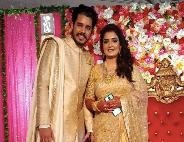 *১৭ জানুয়ারি উত্তীর্ণতে ছিল রিসেপশন। রাজকীয় সেই রিসেপশনের ছবি সোশ্যাল মিডিয়ায় শেয়ার করেছেন টলি অভিনেত্রী সন্দীপ্তা সেন। তারপরেই তা ভাইরাল হয়ে যায়। ছবি: ইনস্টাগ্রাম। *১৭ জানুয়ারি উত্তীর্ণতে ছিল রিসেপশন। রাজকীয় সেই রিসেপশনের ছবি সোশ্যাল মিডিয়ায় শেয়ার করেছেন টলি অভিনেত্রী সন্দীপ্তা সেন। তারপরেই তা ভাইরাল হয়ে যায়। ছবি: ইনস্টাগ্রাম।