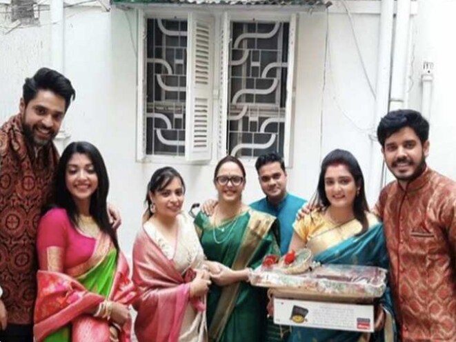 *টলিউড জুটির বিয়ে, দাদা-বৌদিও টলিউডের জনপ্রিয় মুখ। আর সেখানে টলিউডের তারকারা উপস্থিত হবেন না, তা কী করে হয়। তার ওপরে বাড়ির কর্তা যখন ছিলেন উত্তম কুমার, তরুণ কুমারের মতো কিংবদন্তীরা। ফলে রবিবার সন্ধ্যায় উত্তীর্ণতে বসেছিল চাঁদের হাট। ছবি: ইনস্টাগ্রাম। *টলিউড জুটির বিয়ে, দাদা-বৌদিও টলিউডের জনপ্রিয় মুখ। আর সেখানে টলিউডের তারকারা উপস্থিত হবেন না, তা কী করে হয়। তার ওপরে বাড়ির কর্তা যখন ছিলেন উত্তম কুমার, তরুণ কুমারের মতো কিংবদন্তীরা। ফলে রবিবার সন্ধ্যায় উত্তীর্ণতে বসেছিল চাঁদের হাট। ছবি: ইনস্টাগ্রাম।