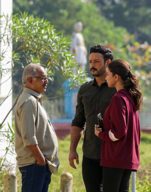 *শেখরের কথায়, &quot;নিজের অভিজ্ঞতা থেকে এই ছবির গল্প লেখা। আমরা কেমন যেন বাস্তবটা জেনেও গা বাঁচিয়ে চলি। সেটা মানতে চাই না। এই ভাবনাটা আমাকে নাড়া দিয়েছিল। খবরের কাগজের পাতায়, কত রকম হেডলাইন দেখতে পাই। শয়ে শয়ে মানুষ মারা যাচ্ছে।  কয়েক সেকেন্ডের জন্য দেখছি, আবার কেমন জানি ক্ষণিকের  মধ্যে ভুলে যাচ্ছি। এটাই নিউ নর্মাল হয়ে গিয়েছে। এই সব ভাবনা থেকেই গল্পটা লিখলাম।&quot;