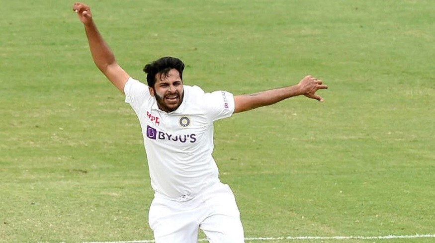 শার্দুল ঠাকুর ১৩ বছরে স্কুল ক্রিকেট (হ্যারিস শিল্ড) এক ওভার ৬ টি ছয় মেরেছিলেন৷ তিনি পালঘরের বিবেকানন্দ ইন্টারন্যাশানাল স্কুলের ছাত্র ছিলেন৷ সেখানে রোহিত শর্মাও পড়তেন৷ এই দুই ক্রিকেটারেরই স্কুলের কোচ ছিলেন দিনেশ লাড৷ Photo-AP শার্দুল ঠাকুর ১৩ বছরে স্কুল ক্রিকেট (হ্যারিস শিল্ড) এক ওভার ৬ টি ছয় মেরেছিলেন৷ তিনি পালঘরের বিবেকানন্দ ইন্টারন্যাশানাল স্কুলের ছাত্র ছিলেন৷ সেখানে রোহিত শর্মাও পড়তেন৷ এই দুই ক্রিকেটারেরই স্কুলের কোচ ছিলেন দিনেশ লাড৷ Photo-AP