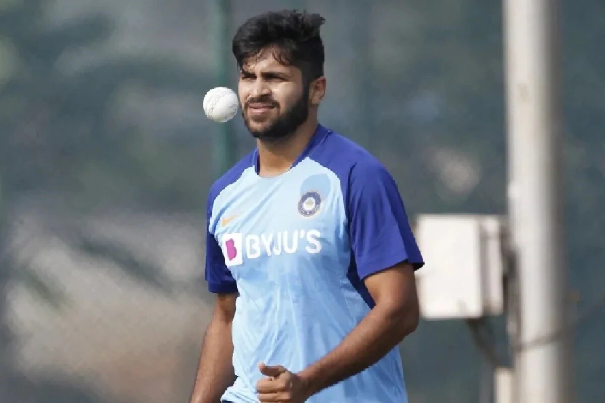 শার্দুল ঠাকুর- এক সময় চোটের ধাক্কায় ক্রিকেট কেরিয়ার নিয়েই অনিশ্চয়তা তৈরি হয়েছিল৷ কিন্তু সচিন তেন্ডুলকরদের মতো কিংবদন্তির পরামর্শ নিয়ে সেই বাধা কাটিয়ে ওঠেন শার্দুল৷ ফিট হয়ে ওঠার পর তাঁকে দলে নেয় মুম্বাই ইন্ডিয়ান্স৷ দুরন্ত পারফরম্যান্সে টিম ইন্ডিয়ার দরজাও খুলে ফেলেন ডান হাতি এই পেসার৷ শার্দুল ঠাকুর- এক সময় চোটের ধাক্কায় ক্রিকেট কেরিয়ার নিয়েই অনিশ্চয়তা তৈরি হয়েছিল৷ কিন্তু সচিন তেন্ডুলকরদের মতো কিংবদন্তির পরামর্শ নিয়ে সেই বাধা কাটিয়ে ওঠেন শার্দুল৷ ফিট হয়ে ওঠার পর তাঁকে দলে নেয় মুম্বাই ইন্ডিয়ান্স৷ দুরন্ত পারফরম্যান্সে টিম ইন্ডিয়ার দরজাও খুলে ফেলেন ডান হাতি এই পেসার৷
