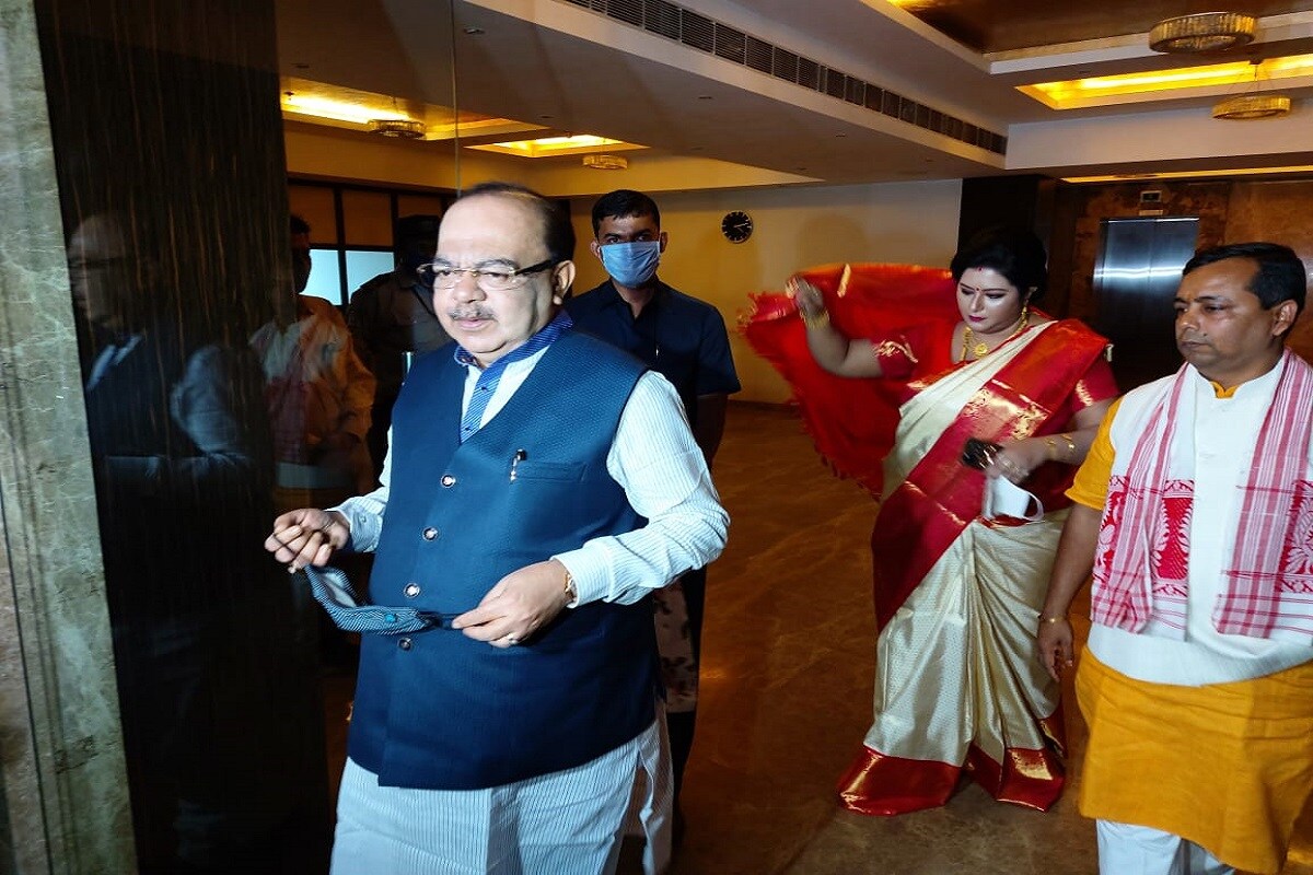 শুরুতেই প্রাক্তন দল ও সরাসরি দলনেত্রী নাম করে আক্রমণ শানান কানন ৷ বলেন, ‘আমি যদি মিথ্যা কথা বলি মমতা বলবেন, আমি ক্ষমা চাইব ৷ অনেক স্বপ্ন নিয়ে তৃণমূলের হয়ে লড়াই করি ৷ উনি বলছেন, সোনার বাংলা গড়েছেন। কিন্তু গরু পাচারের, কয়লা পাচারের সোনার বাংলা আমরা চাইনি। সোনার বাংলা গড়তে উনি এখন প্রতিহিংসার রাজনীতি করছেন ৷’ ছবি ও তথ্য- সোমরাজ বন্দ্যোপাধ্যায় শুরুতেই প্রাক্তন দল ও সরাসরি দলনেত্রী নাম করে আক্রমণ শানান কানন ৷ বলেন, ‘আমি যদি মিথ্যা কথা বলি মমতা বলবেন, আমি ক্ষমা চাইব ৷ অনেক স্বপ্ন নিয়ে তৃণমূলের হয়ে লড়াই করি ৷ উনি বলছেন, সোনার বাংলা গড়েছেন। কিন্তু গরু পাচারের, কয়লা পাচারের সোনার বাংলা আমরা চাইনি। সোনার বাংলা গড়তে উনি এখন প্রতিহিংসার রাজনীতি করছেন ৷’ ছবি ও তথ্য- সোমরাজ বন্দ্যোপাধ্যায়