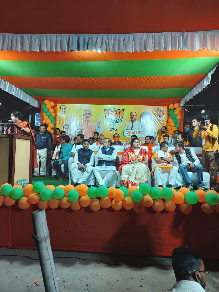 এখানেই শেষ নয়, পুরনো দলের সমালোচনায় সরব শোভন চট্টোপাধ্যায় ৷ তিনি বলেন, ‘২০১১ সালে যে চিন্তা নিয়ে আমরা সরকার গড়েছিলাম, ২০১৬ সালে সরকারে ফিরেছিলাম, তার থেকে এখন অনেক দূরে চলে গিয়েছে তৃণমূল। কোনও শোভন ৪০ দেবে না তৃণমূল নিজের ডাল কাটছে ৷’ ছবি ও তথ্য- সোমরাজ বন্দ্যোপাধ্যায় এখানেই শেষ নয়, পুরনো দলের সমালোচনায় সরব শোভন চট্টোপাধ্যায় ৷ তিনি বলেন, ‘২০১১ সালে যে চিন্তা নিয়ে আমরা সরকার গড়েছিলাম, ২০১৬ সালে সরকারে ফিরেছিলাম, তার থেকে এখন অনেক দূরে চলে গিয়েছে তৃণমূল। কোনও শোভন ৪০ দেবে না তৃণমূল নিজের ডাল কাটছে ৷’ ছবি ও তথ্য- সোমরাজ বন্দ্যোপাধ্যায়
