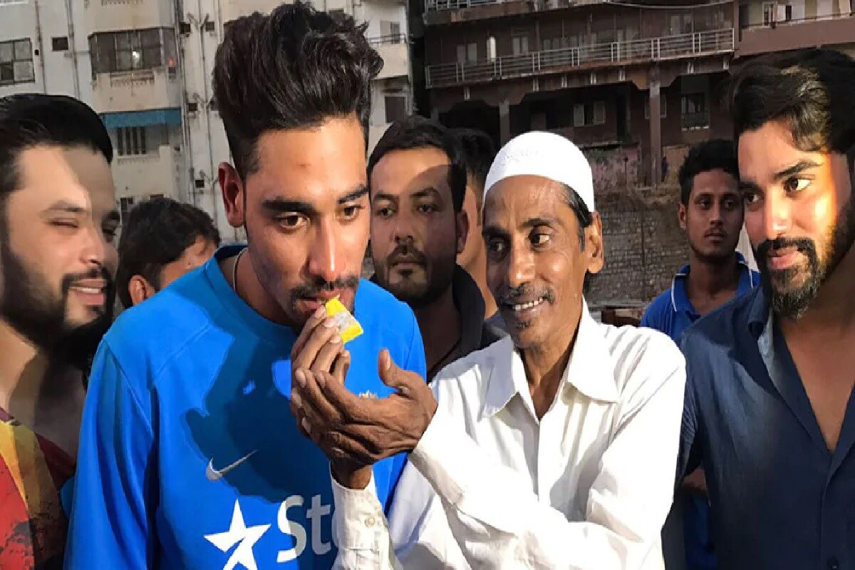 অস্ট্রেলিয়া সফরের শুরুতেই গত ২০ নভেম্বর সিরাজের বাবা প্রয়াত হন৷ তবুও দেশে না ফিরে বাবার স্বপ্নপূরণের প্রতিজ্ঞা করেন৷ মেলবোর্নে দ্বিতীয় টেস্টে অভিষেক হয় সিরাজের৷ আর ব্রিসবেনে দ্বিতীয় ইনিংসে পাঁচ উইকেট নিয়ে ভারতের জয়ে বড় অবদান রাখেন এই পেসার৷ চলতি সিরিজে চার টেস্টে ১৩ উইকেট তুলে নিয়েছেন ২৬ বছর বয়সি সিরাজ৷ অস্ট্রেলিয়া সফরের শুরুতেই গত ২০ নভেম্বর সিরাজের বাবা প্রয়াত হন৷ তবুও দেশে না ফিরে বাবার স্বপ্নপূরণের প্রতিজ্ঞা করেন৷ মেলবোর্নে দ্বিতীয় টেস্টে অভিষেক হয় সিরাজের৷ আর ব্রিসবেনে দ্বিতীয় ইনিংসে পাঁচ উইকেট নিয়ে ভারতের জয়ে বড় অবদান রাখেন এই পেসার৷ চলতি সিরিজে চার টেস্টে ১৩ উইকেট তুলে নিয়েছেন ২৬ বছর বয়সি সিরাজ৷