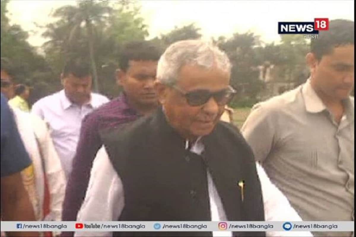 শুভেন্দুর দলবদলের পর থেকে পূর্ব মেদিনীপুুরে তৃণমূলের প্রায় কোনও কর্মসূচিতেই ডাকা হচ্ছে না শিশির অধিকারী বা দিব্যেন্দু অধিকারীকে৷ শিশির অধিকারী এখনও দলের জেলা সভাপতি৷ কিন্তু কার্যত কোনও বিষয়েই তাঁর মতামত নেওয়া হচ্ছে না৷ বরং দিন দিন অধিকারী পরিবারের বিরোধী হিসেবে পরিচিত রামনগরের বিধায়ক অখিল গিরির গুরুত্ব বাড়িয়েছে তৃণমূল৷ শুভেন্দুর দলবদলের পর থেকে পূর্ব মেদিনীপুুরে তৃণমূলের প্রায় কোনও কর্মসূচিতেই ডাকা হচ্ছে না শিশির অধিকারী বা দিব্যেন্দু অধিকারীকে৷ শিশির অধিকারী এখনও দলের জেলা সভাপতি৷ কিন্তু কার্যত কোনও বিষয়েই তাঁর মতামত নেওয়া হচ্ছে না৷ বরং দিন দিন অধিকারী পরিবারের বিরোধী হিসেবে পরিচিত রামনগরের বিধায়ক অখিল গিরির গুরুত্ব বাড়িয়েছে তৃণমূল৷