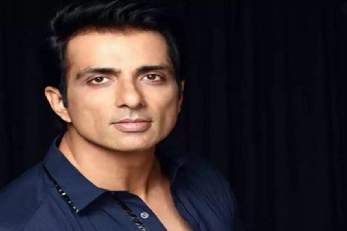 দেখুন কেমন বিপাকে পড়লেন ‘মসিহা’ সোনু সুদ ৷ করোনা কালে যেভাবে মানুষের সাহায্যের জন্য এগিয়ে এসেছিলেন সোনু, তা সত্যিই প্রশংসাযোগ্য ৷ লক্ষ লক্ষ মানুষকে পৌঁছে দিয়েছিলেন নিজের বাড়িতে ৷ কাউকে ঘর দিয়েছেন, কাউকে দিয়েছেন চাকরী ৷ বিহারে তো তাঁর মূর্তিও গড়া হয়েছে ৷ তৈরি হয়েছে তাঁর নামে মন্দির ৷ সেই সোনুই এবার পড়লেন ফাঁপড়ে ! দেখুন কেমন বিপাকে পড়লেন ‘মসিহা’ সোনু সুদ ৷ করোনা কালে যেভাবে মানুষের সাহায্যের জন্য এগিয়ে এসেছিলেন সোনু, তা সত্যিই প্রশংসাযোগ্য ৷ লক্ষ লক্ষ মানুষকে পৌঁছে দিয়েছিলেন নিজের বাড়িতে ৷ কাউকে ঘর দিয়েছেন, কাউকে দিয়েছেন চাকরী ৷ বিহারে তো তাঁর মূর্তিও গড়া হয়েছে ৷ তৈরি হয়েছে তাঁর নামে মন্দির ৷ সেই সোনুই এবার পড়লেন ফাঁপড়ে !