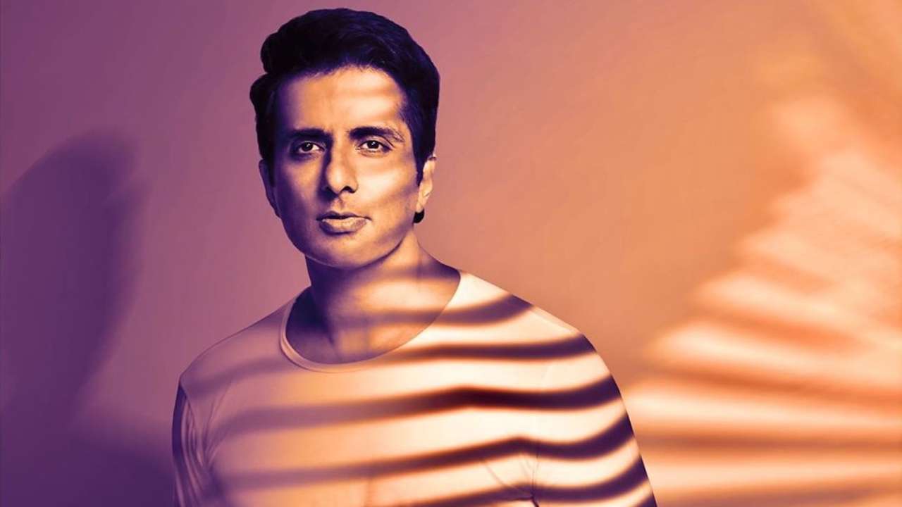 তা হঠাৎ কী হলো সোনুর ? এএনআই সংবাদ সূত্রের খবর অনুযায়ী, সোনু নাকি তাঁর বাড়িকে হোটেল রূপান্তরিত করেছেন ৷ আর সেই কারণেই বৃহণ্মুম্বই পুরনিগম থানায় অভিযোগ জানিয়েছেন সোনুর নামে ! তা হঠাৎ কী হলো সোনুর ? এএনআই সংবাদ সূত্রের খবর অনুযায়ী, সোনু নাকি তাঁর বাড়িকে হোটেল রূপান্তরিত করেছেন ৷ আর সেই কারণেই বৃহণ্মুম্বই পুরনিগম থানায় অভিযোগ জানিয়েছেন সোনুর নামে !