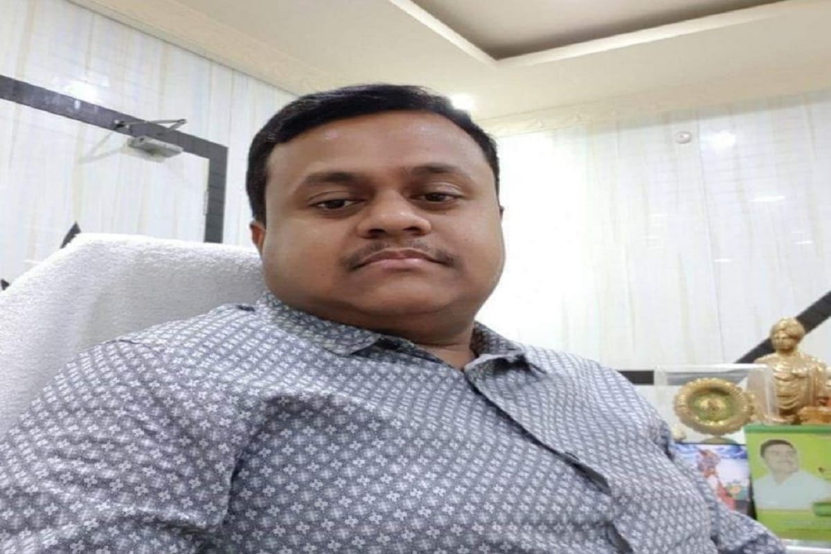 অখিল গিরির গুরুত্ব যে দলে কতটা বেড়েছে, দিন কয়েক আগে তা আরও একবার স্পষ্ট হয়ে যায়৷ অখিল গিরি অভিযোগ করেন, বিজেপি-র হয়ে কাজ করছেন শুভেন্দুর ভাই সৌমেন্দু৷ তার পরই সৌমেন্দুকে কাঁথির পুর প্রশাসক পদ থেকে সরিয়ে দেয় দল৷(Info-Sujit Bhowmik) অখিল গিরির গুরুত্ব যে দলে কতটা বেড়েছে, দিন কয়েক আগে তা আরও একবার স্পষ্ট হয়ে যায়৷ অখিল গিরি অভিযোগ করেন, বিজেপি-র হয়ে কাজ করছেন শুভেন্দুর ভাই সৌমেন্দু৷ তার পরই সৌমেন্দুকে কাঁথির পুর প্রশাসক পদ থেকে সরিয়ে দেয় দল৷(Info-Sujit Bhowmik)