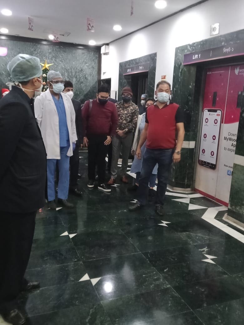 সৌরভ গঙ্গোপাধ্যায়কে দেখতে যে ভিভিআইপি ভিজিটার্স-রা আসছেন তাদের সুরক্ষার জন্য এবং বাকি পেশেন্টদের কোনও অসুবিধা যাতে না হয় তার জন্য মহারাজের নামে আলাদা লাউঞ্জের ব্যবস্থা করল উডল্যান্ডস ৷ তথ্য ও ছবি- ইরন রায়বর্মন সৌরভ গঙ্গোপাধ্যায়কে দেখতে যে ভিভিআইপি ভিজিটার্স-রা আসছেন তাদের সুরক্ষার জন্য এবং বাকি পেশেন্টদের কোনও অসুবিধা যাতে না হয় তার জন্য মহারাজের নামে আলাদা লাউঞ্জের ব্যবস্থা করল উডল্যান্ডস ৷ তথ্য ও ছবি- ইরন রায়বর্মন