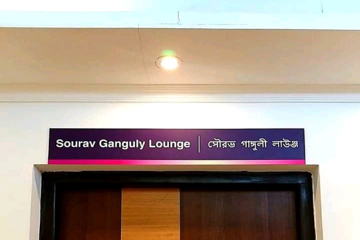এমন ভিভিআইপি পেশেন্টের জন্য এমন বাঁধনছাড়া উদ্বেগ স্বাভাবিক ৷ দিনের ২৪ ঘণ্টায় প্রতি ১০ মিনিটে কোনও কোনও না কোনও জনপ্রিয় ব্যক্তিত্ব মহারাজকে দেখতে আসছেন ৷ সবাইকে কেবিনে প্রবেশ করতে না দেওয়া হলেও কাঁচের দেওয়াল ঘেরা ঘরে দাঁড়িয়ে দূর থেকে দাদাকে দেখার ব্যবস্থা করেছে হাসপাতাল ৷ তথ্য ও ছবি- ইরন রায়বর্মন এমন ভিভিআইপি পেশেন্টের জন্য এমন বাঁধনছাড়া উদ্বেগ স্বাভাবিক ৷ দিনের ২৪ ঘণ্টায় প্রতি ১০ মিনিটে কোনও কোনও না কোনও জনপ্রিয় ব্যক্তিত্ব মহারাজকে দেখতে আসছেন ৷ সবাইকে কেবিনে প্রবেশ করতে না দেওয়া হলেও কাঁচের দেওয়াল ঘেরা ঘরে দাঁড়িয়ে দূর থেকে দাদাকে দেখার ব্যবস্থা করেছে হাসপাতাল ৷ তথ্য ও ছবি- ইরন রায়বর্মন