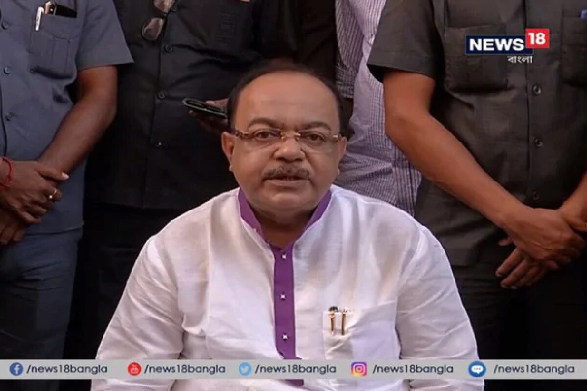 সূত্রের খবর কয়েকদিনের মধ্যে শোভনের হাত ধরেই কলকাতা পুরসভার তৃণমূলের তিন বিদায়ী কাউন্সিলর বিজেপি-তে যোগদান করতে পারেন৷ যদিও এখনও তাঁদের নাম জানা যায়নি৷ (Info-Somraj Bandopadhyay) সূত্রের খবর কয়েকদিনের মধ্যে শোভনের হাত ধরেই কলকাতা পুরসভার তৃণমূলের তিন বিদায়ী কাউন্সিলর বিজেপি-তে যোগদান করতে পারেন৷ যদিও এখনও তাঁদের নাম জানা যায়নি৷ (Info-Somraj Bandopadhyay)