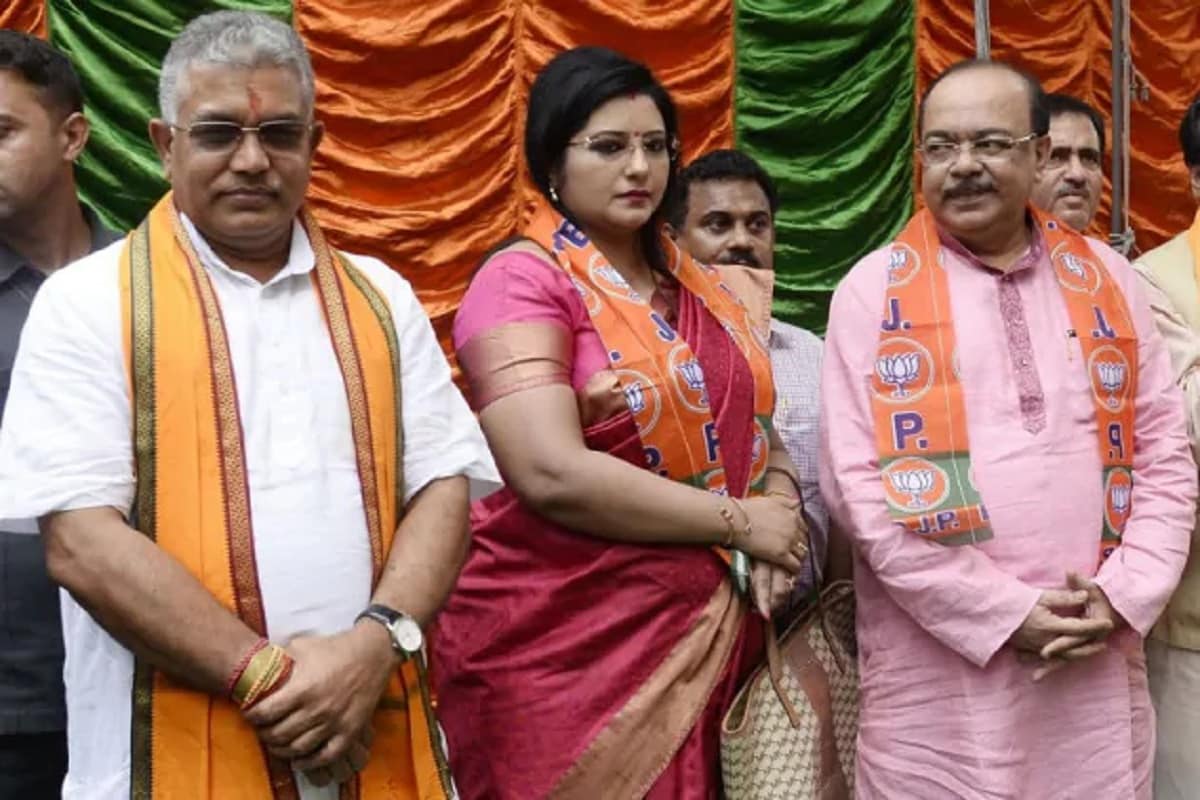 কথা ছিল ৪ জানুয়ারি রাজনীতিতে গ্র্যান্ড রি-এন্ট্রি হবে শোভন চট্টোপাধ্যায়ের। বিজেপির হয়ে প্রথমবার রাস্তায় নামবেন। সেই মিছিলে সঙ্গে থাকার কথা ছিল কৈলাস বিজয়বর্গীয়- মুকুল রায়দের। সেদিনই বিজেপির হয়ে রাস্তায় নামার কথাছিল দলের নেত্রী বৈশাখী বন্দ্যোপাধ্যায়েরও। কিন্তু হঠাৎ অসুস্থ হয়ে পড়ায় পিছিয়ে যায় রাজনীতিতে শোভনের কামব্যাক। ঘনিষ্ঠমহলে তেমনটাই জানিয়েছেন, বিজেপি নেতা। তথ্য- সোমরাজ বন্দ্যোপাধ্যায় কথা ছিল ৪ জানুয়ারি রাজনীতিতে গ্র্যান্ড রি-এন্ট্রি হবে শোভন চট্টোপাধ্যায়ের। বিজেপির হয়ে প্রথমবার রাস্তায় নামবেন। সেই মিছিলে সঙ্গে থাকার কথা ছিল কৈলাস বিজয়বর্গীয়- মুকুল রায়দের। সেদিনই বিজেপির হয়ে রাস্তায় নামার কথাছিল দলের নেত্রী বৈশাখী বন্দ্যোপাধ্যায়েরও। কিন্তু হঠাৎ অসুস্থ হয়ে পড়ায় পিছিয়ে যায় রাজনীতিতে শোভনের কামব্যাক। ঘনিষ্ঠমহলে তেমনটাই জানিয়েছেন, বিজেপি নেতা। তথ্য- সোমরাজ বন্দ্যোপাধ্যায়