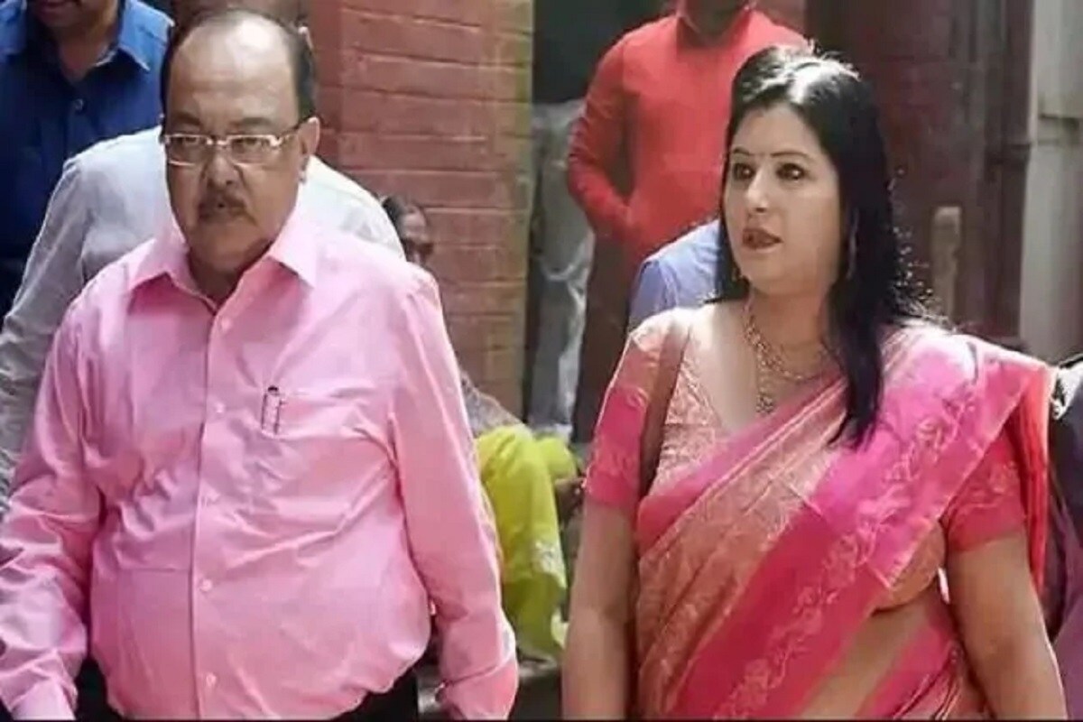 গত সোমবার মিছিল না হলেও একের পর এক দলীয় বৈঠক করেছেন শোভন চট্টোপাধ্যায়। সূত্রের খবর, কলকাতা জোনের নেতাদের নিয়ে বেশ কিছু স্ট্র্যাটেজিও আলোচনা করে ফেলেছেন বলেছেন তিনি। পাখির চোখ এখন একুশের ভোটে কলকাতা জোনে বিজেপির আসন বাড়ানো। তথ্য- সোমরাজ বন্দ্যোপাধ্যায় গত সোমবার মিছিল না হলেও একের পর এক দলীয় বৈঠক করেছেন শোভন চট্টোপাধ্যায়। সূত্রের খবর, কলকাতা জোনের নেতাদের নিয়ে বেশ কিছু স্ট্র্যাটেজিও আলোচনা করে ফেলেছেন বলেছেন তিনি। পাখির চোখ এখন একুশের ভোটে কলকাতা জোনে বিজেপির আসন বাড়ানো। তথ্য- সোমরাজ বন্দ্যোপাধ্যায়