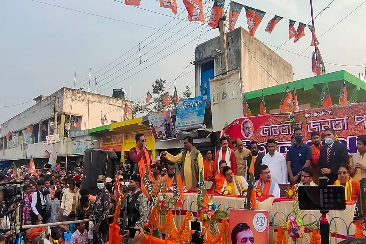 এদিন শুভেন্দুর সভা শুরু হতেই বিপত্তি দেখা যায়। সভাস্থলে একটি গাড়ি ঢুকে পড়ে, গাড়িটিতে তৃণমূলের পতাকাও লাগানো ছিল। শুভেন্দু বলেন, স্থানীয় পুলিশকে তো দেখা যাচ্ছে না। কারণ তোলাবাজ ভাইপো পুলিশ এসেছে। লালার কম্পিউটারে এই এস পি'র নাম আছে। এই মিটিং দেখে পুলিশের মাথা খারাপ হয়ে গেছে। এদিন শুভেন্দুর সভা শুরু হতেই বিপত্তি দেখা যায়। সভাস্থলে একটি গাড়ি ঢুকে পড়ে, গাড়িটিতে তৃণমূলের পতাকাও লাগানো ছিল। শুভেন্দু বলেন, স্থানীয় পুলিশকে তো দেখা যাচ্ছে না। কারণ তোলাবাজ ভাইপো পুলিশ এসেছে। লালার কম্পিউটারে এই এস পি'র নাম আছে। এই মিটিং দেখে পুলিশের মাথা খারাপ হয়ে গেছে।