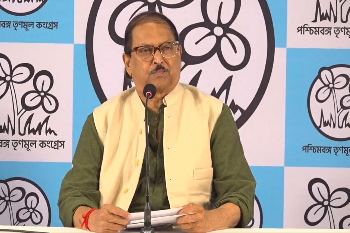 দলীয় সূত্রে খবর, নন্দীগ্রামে এই সমীক্ষা চালানোর দায়িত্ব দেওয়া হয়েছে প্রবীণ নেতা এবং রাজ্যের পঞ্চায়েত মন্ত্রী সুব্রত মুখোপাধ্যায়কে৷ আগামী ১ ফেব্রুয়ারি নন্দীগ্রাম পৌঁছবেন সুব্রত৷ তিন দিন ধরে চলবে সমীক্ষার কাজ৷ নন্দীগ্রামে মমতা বন্দ্যোপাধ্যায়ের নাম ঘোষণার সঙ্গে সঙ্গেই পাল্টা চ্যালেঞ্জ ছুড়ে দিয়েছেন শুভেন্দু অধিকারী৷ তাঁর দাবি, ৫০ হাজার ভোটে তিনি মমতাকে হারানোর ব্যবস্থা করবেন৷ প্রকাশ্যে গুরুত্ব না দিলেও শুভেন্দুর এ হেন দাবির পরে আরও সতর্ক তৃণমূল৷ দলীয় সূত্রে খবর, নন্দীগ্রামে এই সমীক্ষা চালানোর দায়িত্ব দেওয়া হয়েছে প্রবীণ নেতা এবং রাজ্যের পঞ্চায়েত মন্ত্রী সুব্রত মুখোপাধ্যায়কে৷ আগামী ১ ফেব্রুয়ারি নন্দীগ্রাম পৌঁছবেন সুব্রত৷ তিন দিন ধরে চলবে সমীক্ষার কাজ৷ নন্দীগ্রামে মমতা বন্দ্যোপাধ্যায়ের নাম ঘোষণার সঙ্গে সঙ্গেই পাল্টা চ্যালেঞ্জ ছুড়ে দিয়েছেন শুভেন্দু অধিকারী৷ তাঁর দাবি, ৫০ হাজার ভোটে তিনি মমতাকে হারানোর ব্যবস্থা করবেন৷ প্রকাশ্যে গুরুত্ব না দিলেও শুভেন্দুর এ হেন দাবির পরে আরও সতর্ক তৃণমূল৷