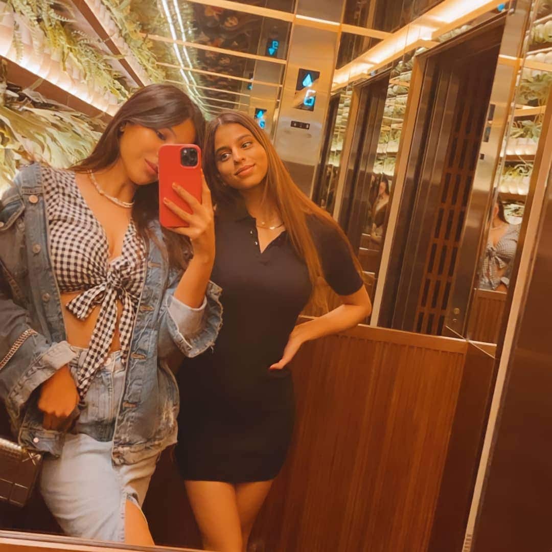 আসলে সুহানা খানের এক ভক্ত suhanakhan546 ইনস্টাগ্রাম অ্যাকাউন্টে তাঁর সক্রিয় কালো পোলো পোশাক নজরে এসেছে ৷ ছবিতে দেখতে পাওয়া গিয়েছে এক বান্ধবীকে দেখতে পাওয়া গিয়েছে ৷ সেই বান্ধবীকে মিরর সেল্ফি নিতে দেখতে পাওয়া গিয়েছে ৷ ছবি সৌজন্যে ইনস্টাগ্রাম ৷ আসলে সুহানা খানের এক ভক্ত suhanakhan546 ইনস্টাগ্রাম অ্যাকাউন্টে তাঁর সক্রিয় কালো পোলো পোশাক নজরে এসেছে ৷ ছবিতে দেখতে পাওয়া গিয়েছে এক বান্ধবীকে দেখতে পাওয়া গিয়েছে ৷ সেই বান্ধবীকে মিরর সেল্ফি নিতে দেখতে পাওয়া গিয়েছে ৷ ছবি সৌজন্যে ইনস্টাগ্রাম ৷