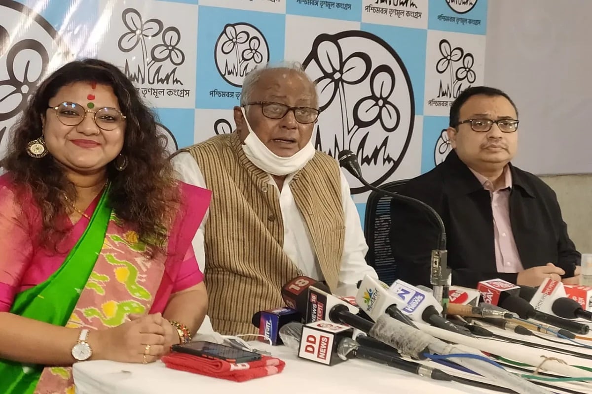 সুজাতা বলেছেন, বিজেপি আসলে সতীলক্ষ্মীদের ঘর ভাঙে আর অসতী নারীদের পুজো করে। তাই আমি তৃণমূল কংগ্রেসে যোগ দেওয়ায় যখন আমার স্বামী আমাকে ডিভোর্স দেওয়ার কথা বলল তখন বিজেপির কোনও নেতা তার প্রতিবাদ করেনি। কোনও বিজেপি নেতা কে বলতে শুনলাম না রাজনীতি আর সংসার আলাদা বিষয়। রাজনীতিটা ঘরের বাইরে। সংসারটা ঘরের ভেতরে। সুজাতা বলেছেন, বিজেপি আসলে সতীলক্ষ্মীদের ঘর ভাঙে আর অসতী নারীদের পুজো করে। তাই আমি তৃণমূল কংগ্রেসে যোগ দেওয়ায় যখন আমার স্বামী আমাকে ডিভোর্স দেওয়ার কথা বলল তখন বিজেপির কোনও নেতা তার প্রতিবাদ করেনি। কোনও বিজেপি নেতা কে বলতে শুনলাম না রাজনীতি আর সংসার আলাদা বিষয়। রাজনীতিটা ঘরের বাইরে। সংসারটা ঘরের ভেতরে।