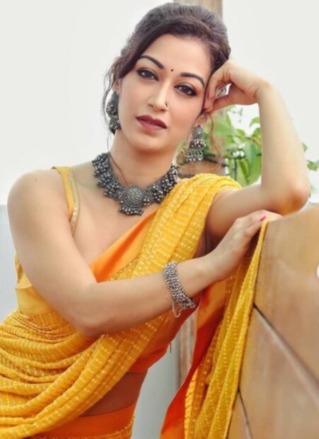সুনয়না জানিয়েছেন সোশ্যাল মিডিয়ায় তিনি অত্যন্ত সক্রিয় থাকেন, টিভিতে স্যুটে অত্যন্ত সুন্দর দেখতে লাগে অঞ্জলি বউদিকে ৷ তাঁর বোল্ড ছবিতে কেঁপেছে সোশ্যাল মিডিয়া ৷ ছবি সৌজন্যে ইনস্টাগ্রাম ৷ 