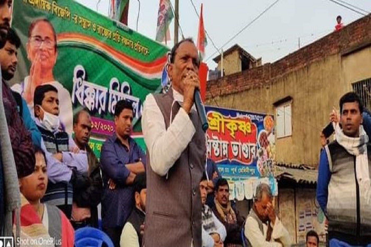 আগামী ৭ জানুয়ারি নন্দীগ্রামে সভা করার কথা ছিল মমতা বন্দ্যোপাধ্যায়ের৷ কিন্তু কয়েকদিন আগে করোনায় আক্রান্ত হন অখিল গিরি৷ তার পরই মমতার সভা বাতিল করে দেয় তৃণমূল৷ দলের তরফে স্বীকার করেই নেওয়া হয়, অখিল গিরিকে ছাড়া এই মুহূর্তে নন্দীগ্রামে সভার আয়োজন সম্ভব নয়৷ এবার অখিল গিরির ছেলেকে জেলায় যুব তৃণমূলের সভাপতি করে অধিকারী পরিবারকে আরও চাপে ফেলার কৌশল নিল শাসক দল৷(Info-Sujit Bhowmik) আগামী ৭ জানুয়ারি নন্দীগ্রামে সভা করার কথা ছিল মমতা বন্দ্যোপাধ্যায়ের৷ কিন্তু কয়েকদিন আগে করোনায় আক্রান্ত হন অখিল গিরি৷ তার পরই মমতার সভা বাতিল করে দেয় তৃণমূল৷ দলের তরফে স্বীকার করেই নেওয়া হয়, অখিল গিরিকে ছাড়া এই মুহূর্তে নন্দীগ্রামে সভার আয়োজন সম্ভব নয়৷ এবার অখিল গিরির ছেলেকে জেলায় যুব তৃণমূলের সভাপতি করে অধিকারী পরিবারকে আরও চাপে ফেলার কৌশল নিল শাসক দল৷(Info-Sujit Bhowmik)
