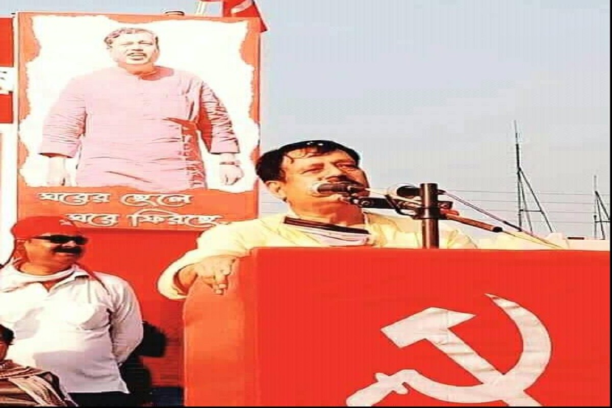 শুভেন্দুর বাম সমর্থকদের ভোট চাইলেও উদ্বিগ্ন নন সুশান্ত ঘোষ৷ তিনি বলেন, 'লাল ঝান্ডাকে নিয়ে মিছিল করা লোক অন্য ঝান্ডাকে কখনও সমর্থন করে না৷ যারা লাল ঝান্ডা নিয়ে মিছিল করে তারা অন্য কাউকে ভোট দেয় না৷ ২০১১ সালে বিরোধীশূন্য করার জন্য ও যে ঝান্ডার নেতা ছিলেন, যে ঝান্ডা করে কম্মে খেলেন বলে লোকে বলে, এখন তৃণমূল চলে যাবে তিনি এইসব বলছেন৷ এই দশ বছরে পশ্চিমবঙ্গে এমন কোনও মানুষ নেই যে তৃণমূলের এই লুঠ, তোলাবাজির শিকার হননি৷'' শুভেন্দুর বাম সমর্থকদের ভোট চাইলেও উদ্বিগ্ন নন সুশান্ত ঘোষ৷ তিনি বলেন, 'লাল ঝান্ডাকে নিয়ে মিছিল করা লোক অন্য ঝান্ডাকে কখনও সমর্থন করে না৷ যারা লাল ঝান্ডা নিয়ে মিছিল করে তারা অন্য কাউকে ভোট দেয় না৷ ২০১১ সালে বিরোধীশূন্য করার জন্য ও যে ঝান্ডার নেতা ছিলেন, যে ঝান্ডা করে কম্মে খেলেন বলে লোকে বলে, এখন তৃণমূল চলে যাবে তিনি এইসব বলছেন৷ এই দশ বছরে পশ্চিমবঙ্গে এমন কোনও মানুষ নেই যে তৃণমূলের এই লুঠ, তোলাবাজির শিকার হননি৷''