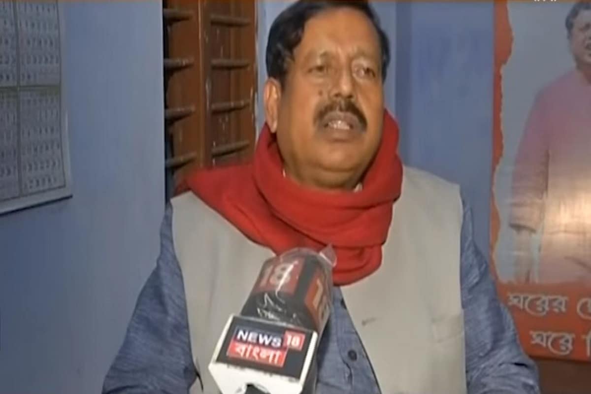 যদিও শুভেন্দু অধিকারীকে কড়া জবাবই দিয়েছেন প্রাক্তন সিপিএম বিধায়ক সুশান্ত ঘোষ৷ তিনি বলেন, 'যে লোকটা কয়েকমাস আগেও বাংলা থেকে লাল ঝান্ডা মুছে দেওয়ার জন্য রণহুঙ্কার দিয়েছিল৷ বিশেষ করে পশ্চিম মেদিনীপুরে লাল ঝান্ডা মুছে দিয়েছে বলে আত্মম্ভরিতার প্রচার করেছিল, সেই লোকটা আজ লাল ঝান্ডার লোককে আহবান জানাচ্ছে৷ এর চেয়ে বড় তঞ্চকতা হয় না৷ যারা ধান্দাবাজ, সুবিধেবাদী, পাল্টিবাজ, রাজনীতিতে কোনও আদর্শ নেই, তারাই এই ধরনের কথা বলতে পারেন৷ ' যদিও শুভেন্দু অধিকারীকে কড়া জবাবই দিয়েছেন প্রাক্তন সিপিএম বিধায়ক সুশান্ত ঘোষ৷ তিনি বলেন, 'যে লোকটা কয়েকমাস আগেও বাংলা থেকে লাল ঝান্ডা মুছে দেওয়ার জন্য রণহুঙ্কার দিয়েছিল৷ বিশেষ করে পশ্চিম মেদিনীপুরে লাল ঝান্ডা মুছে দিয়েছে বলে আত্মম্ভরিতার প্রচার করেছিল, সেই লোকটা আজ লাল ঝান্ডার লোককে আহবান জানাচ্ছে৷ এর চেয়ে বড় তঞ্চকতা হয় না৷ যারা ধান্দাবাজ, সুবিধেবাদী, পাল্টিবাজ, রাজনীতিতে কোনও আদর্শ নেই, তারাই এই ধরনের কথা বলতে পারেন৷ '