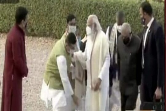 নরেন্দ্র মোদিকে পায়ে হাত দিয়ে প্রণাম শুভেন্দু অধিকারীর।