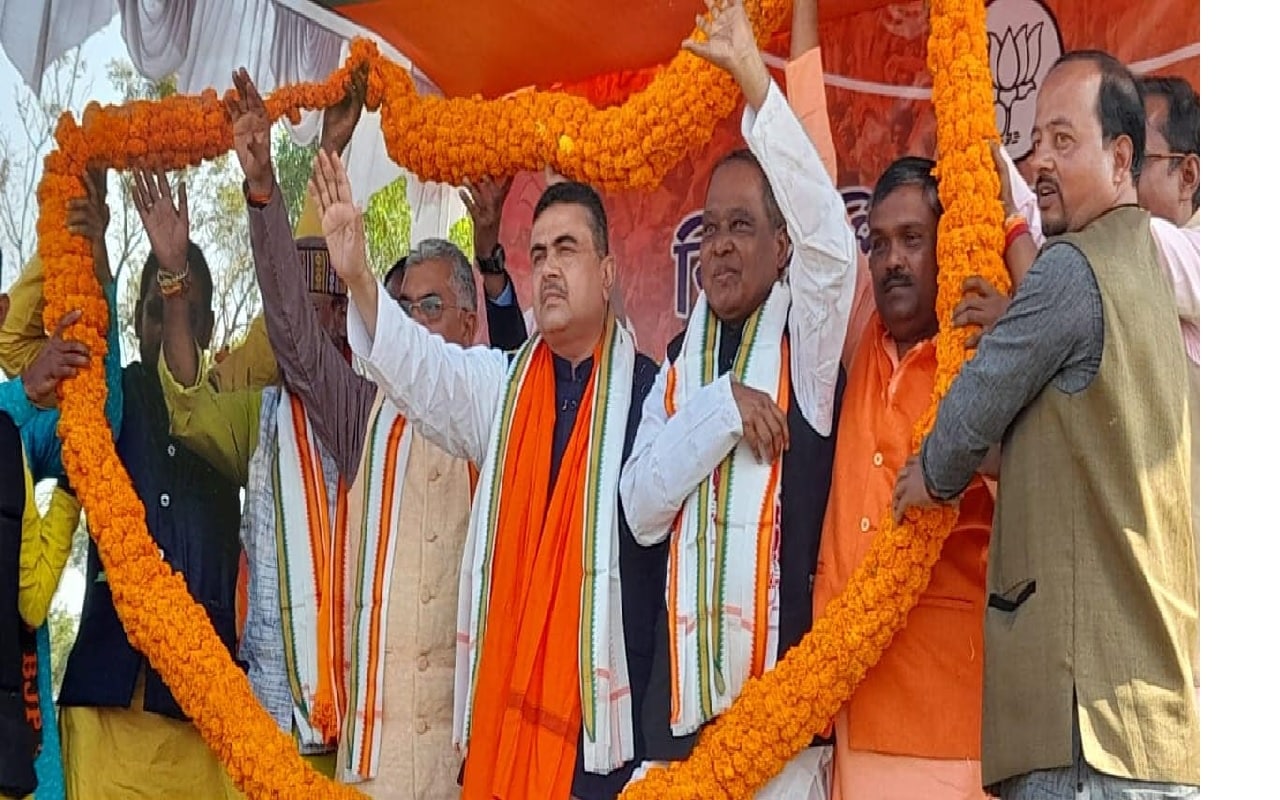 একই সঙ্গে শুভেন্দুর হুঙ্কার, তৃণমূলকে হাওয়া করে দিতে হবে৷ কটাক্ষের সুরে শুভেন্দু আরও বলেন, এখন 'গরু পাচারকারী এনামুল হচ্ছে তৃণমূল৷' তাঁর আরও অভিযোগ, জঙ্গলমহলের তৃণমূল নেতারা দুর্নীতিতে ডুবে আছেন৷ যাঁদের সাইকেল ছিল না তাঁরা এখন দু'- তিনটে করে স্করপিও গাড়ি৷ একই সঙ্গে শুভেন্দুর হুঙ্কার, তৃণমূলকে হাওয়া করে দিতে হবে৷ কটাক্ষের সুরে শুভেন্দু আরও বলেন, এখন 'গরু পাচারকারী এনামুল হচ্ছে তৃণমূল৷' তাঁর আরও অভিযোগ, জঙ্গলমহলের তৃণমূল নেতারা দুর্নীতিতে ডুবে আছেন৷ যাঁদের সাইকেল ছিল না তাঁরা এখন দু'- তিনটে করে স্করপিও গাড়ি৷