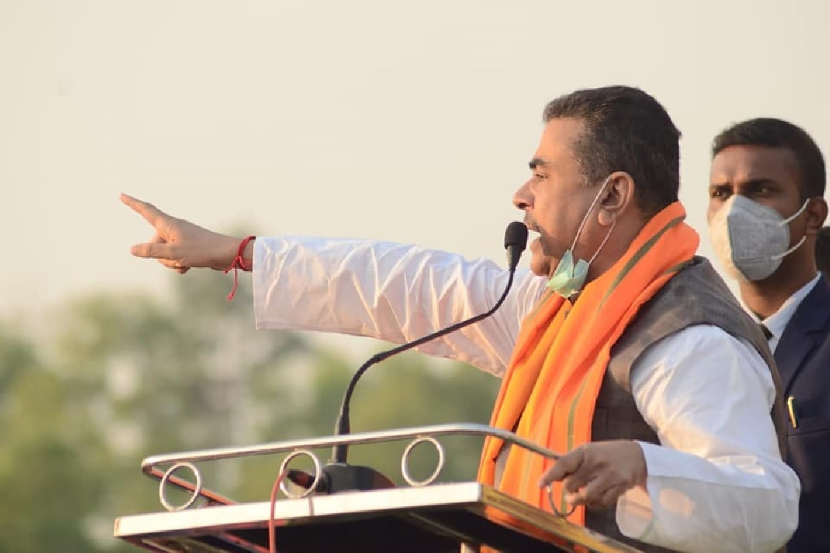 এ দিন নাম না করে শুভেন্দুকে মীরজাফর এবং বেইমান বলে ফের আক্রমণ করেন অভিষেক৷ তিনি বলেন, 'আমি বলেছিলাম আপনি হচ্ছেন উপসর্গহীন বেইমান৷ দলের খেয়েছে, পরেছে, দলের সঙ্গেই গদ্দারি করেছে৷ টিভিতে টাকা নিতে কাকে দেখা গিয়েছিল, তোমাকে! এখন সততার প্রতিমূর্তি সাজছে৷' এ দিন নাম না করে শুভেন্দুকে মীরজাফর এবং বেইমান বলে ফের আক্রমণ করেন অভিষেক৷ তিনি বলেন, 'আমি বলেছিলাম আপনি হচ্ছেন উপসর্গহীন বেইমান৷ দলের খেয়েছে, পরেছে, দলের সঙ্গেই গদ্দারি করেছে৷ টিভিতে টাকা নিতে কাকে দেখা গিয়েছিল, তোমাকে! এখন সততার প্রতিমূর্তি সাজছে৷'