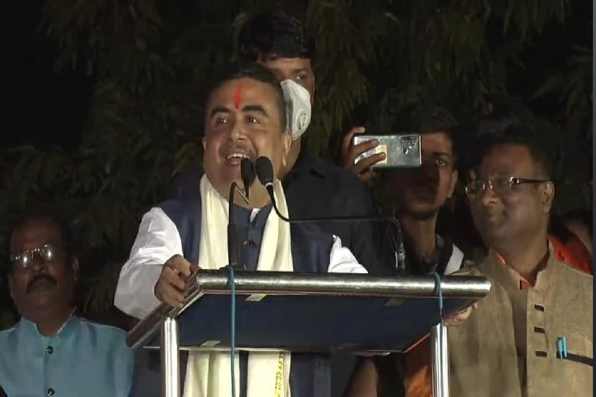গণতকার নন৷ নিজেই জানিয়েছিলেন এ কথা৷ তবু তাঁর ভবিষ্যদ্বাণী মিলে গেল৷ হয়তো মেলারই ছিল৷ কিন্তু শুভেন্দু অধিকারীর বাকি ভবিষ্যদ্বাণীও কি মিলবে? রাজীব বন্দ্যোপাধ্যায়ের মন্ত্রিত্ব ত্যাগের পর এখন সেই আতঙ্কই বাড়ছে তৃণমূল কংগ্রেসে৷ (Info-Abir Ghosal) গণতকার নন৷ নিজেই জানিয়েছিলেন এ কথা৷ তবু তাঁর ভবিষ্যদ্বাণী মিলে গেল৷ হয়তো মেলারই ছিল৷ কিন্তু শুভেন্দু অধিকারীর বাকি ভবিষ্যদ্বাণীও কি মিলবে? রাজীব বন্দ্যোপাধ্যায়ের মন্ত্রিত্ব ত্যাগের পর এখন সেই আতঙ্কই বাড়ছে তৃণমূল কংগ্রেসে৷ (Info-Abir Ghosal)