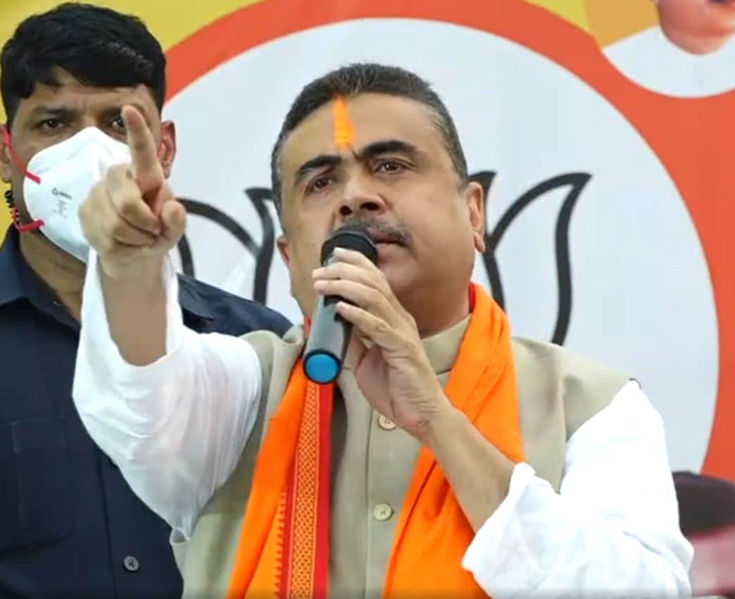 সরাসরি অভিষেকের নাম না নিয়ে শুভেন্দু বলেন, 'আমার থেকে ১৮ বছরের ছোট৷ অনেক কিছুই জানেন না৷ ২০০১-এ হয় এবার নয় নেভারের পর তৃণমূলটা প্রায় উঠে গিয়েছিল৷ ২০০৩ থেকে ২০১০ তৃণমূলের যত সম্মেলন সব কাঁথি, নয়তো দিঘাতে হত৷ পূর্ব মেদিনীপুর ছিল তৃণমূলের হেড কোয়ার্টার৷ ' সরাসরি অভিষেকের নাম না নিয়ে শুভেন্দু বলেন, 'আমার থেকে ১৮ বছরের ছোট৷ অনেক কিছুই জানেন না৷ ২০০১-এ হয় এবার নয় নেভারের পর তৃণমূলটা প্রায় উঠে গিয়েছিল৷ ২০০৩ থেকে ২০১০ তৃণমূলের যত সম্মেলন সব কাঁথি, নয়তো দিঘাতে হত৷ পূর্ব মেদিনীপুর ছিল তৃণমূলের হেড কোয়ার্টার৷ '