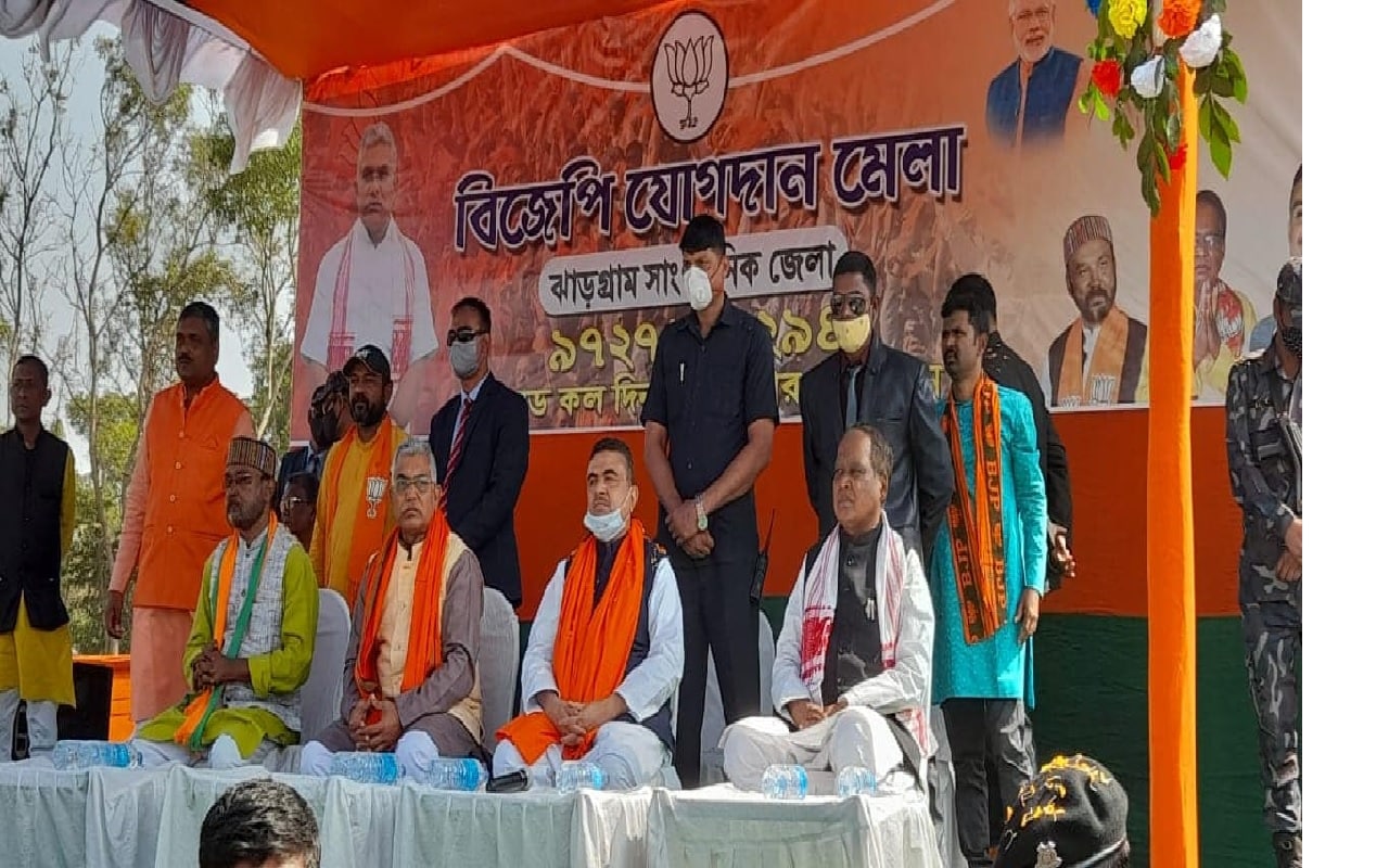 তাঁর দাবি, পঞ্চায়েত নির্বাচনের পর জঙ্গলমহলের কয়েকটি ব্লকে সোশ্যাল অডিট করার পরামর্শ দিয়েছিলেন তিনি৷ কিন্তু রাজ্য সরকার তা শোনেনি৷ শুভেন্দুর অভিযোগ, কেন্দ্রীয় সরকারের প্রকল্পগুলিকে রাজ্যের বলে চালানো হচ্ছে৷ তাঁর দাবি, পঞ্চায়েত নির্বাচনের পর জঙ্গলমহলের কয়েকটি ব্লকে সোশ্যাল অডিট করার পরামর্শ দিয়েছিলেন তিনি৷ কিন্তু রাজ্য সরকার তা শোনেনি৷ শুভেন্দুর অভিযোগ, কেন্দ্রীয় সরকারের প্রকল্পগুলিকে রাজ্যের বলে চালানো হচ্ছে৷