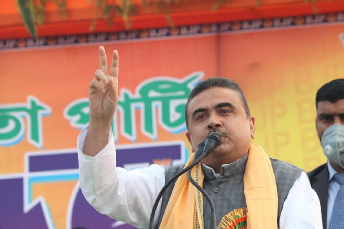 গত বুধবার চন্দননগরে জনসভা করেন শুভেন্দু অধিকারী৷ সেই সভা থেকেই তিনি বলেন, 'রাজীব বন্দ্যোপাধ্যায় এখন বেসুরো৷ আজ সকালে টিভিতে দেখলাম প্রবীর ঘোষালও বেসুরো৷ সবাইকে বলছি কর্মচারী হিসেবে থাকতে চাইলে তৃণমূল প্রাইভেট লিমিটেড কোম্পানিতে থাকুন৷ আর সহকর্মী, সহযোদ্ধা, রাজনৈতিক কর্মী হিসেবে কাজ করতে চাইলে বিজেপি-তে আসুন৷ ' (Info-Abir Ghosal) গত বুধবার চন্দননগরে জনসভা করেন শুভেন্দু অধিকারী৷ সেই সভা থেকেই তিনি বলেন, 'রাজীব বন্দ্যোপাধ্যায় এখন বেসুরো৷ আজ সকালে টিভিতে দেখলাম প্রবীর ঘোষালও বেসুরো৷ সবাইকে বলছি কর্মচারী হিসেবে থাকতে চাইলে তৃণমূল প্রাইভেট লিমিটেড কোম্পানিতে থাকুন৷ আর সহকর্মী, সহযোদ্ধা, রাজনৈতিক কর্মী হিসেবে কাজ করতে চাইলে বিজেপি-তে আসুন৷ ' (Info-Abir Ghosal)