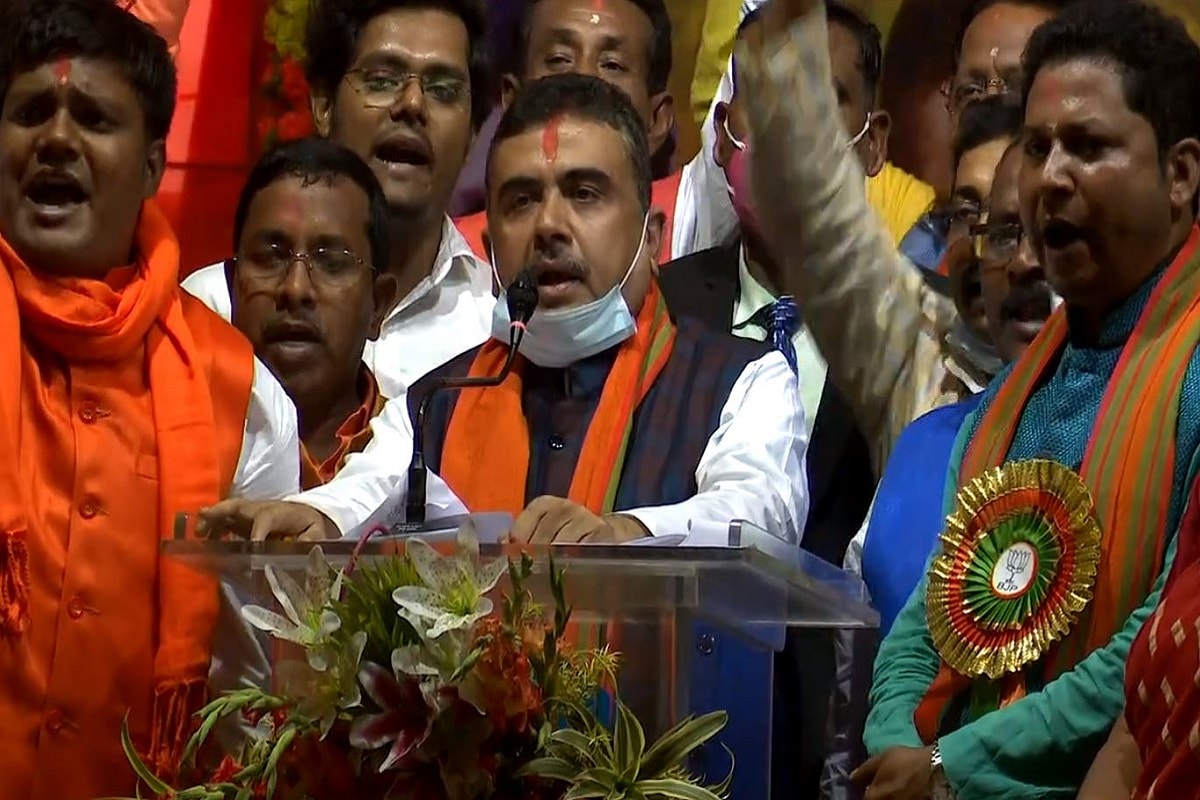শুভেন্দু জানান, তৃণমূল কংগ্রেস ৭ জানুয়ারি নন্দীগ্রামে সভা ডেকেছিল৷ সেই সভায় থাকার কথা ছিল মুখ্যমন্ত্রী মমতা বন্দ্যোপাধ্যায়৷ তৃণমূল সেই সভা পিছিয়ে ১৮ জানুয়ারি করবে বলে জানিয়েছে৷ এর পাল্টা আগামী ১৯ জানুয়ারি খেজুরিতে সভা করে মমতার সভার জবাব দেওয়া হবে বলে জানিয়েছেন শুভেন্দু৷ শুভেন্দু জানান, তৃণমূল কংগ্রেস ৭ জানুয়ারি নন্দীগ্রামে সভা ডেকেছিল৷ সেই সভায় থাকার কথা ছিল মুখ্যমন্ত্রী মমতা বন্দ্যোপাধ্যায়৷ তৃণমূল সেই সভা পিছিয়ে ১৮ জানুয়ারি করবে বলে জানিয়েছে৷ এর পাল্টা আগামী ১৯ জানুয়ারি খেজুরিতে সভা করে মমতার সভার জবাব দেওয়া হবে বলে জানিয়েছেন শুভেন্দু৷